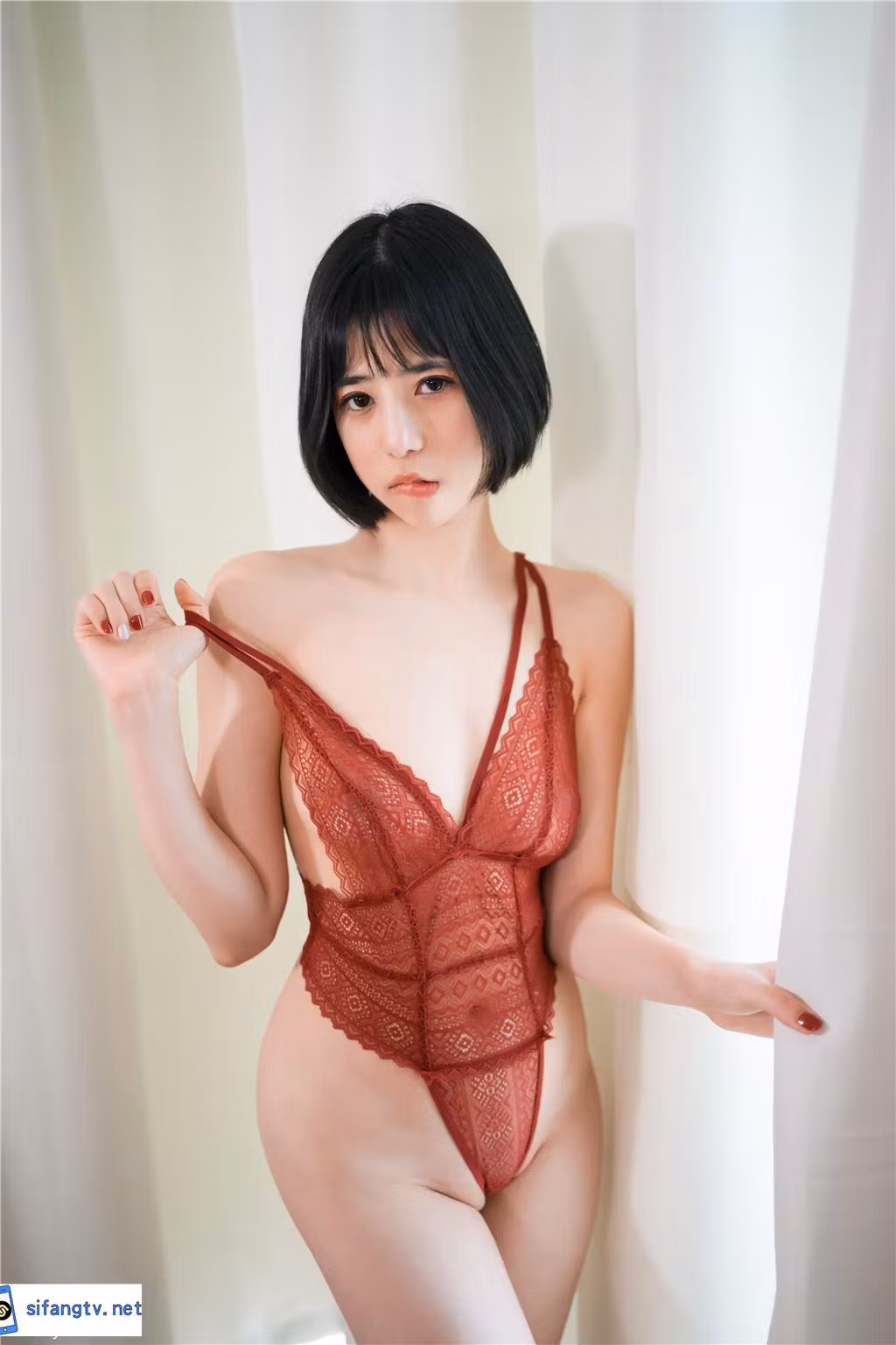 艾栗栗 独家 47P 红黑色彩碰撞套图