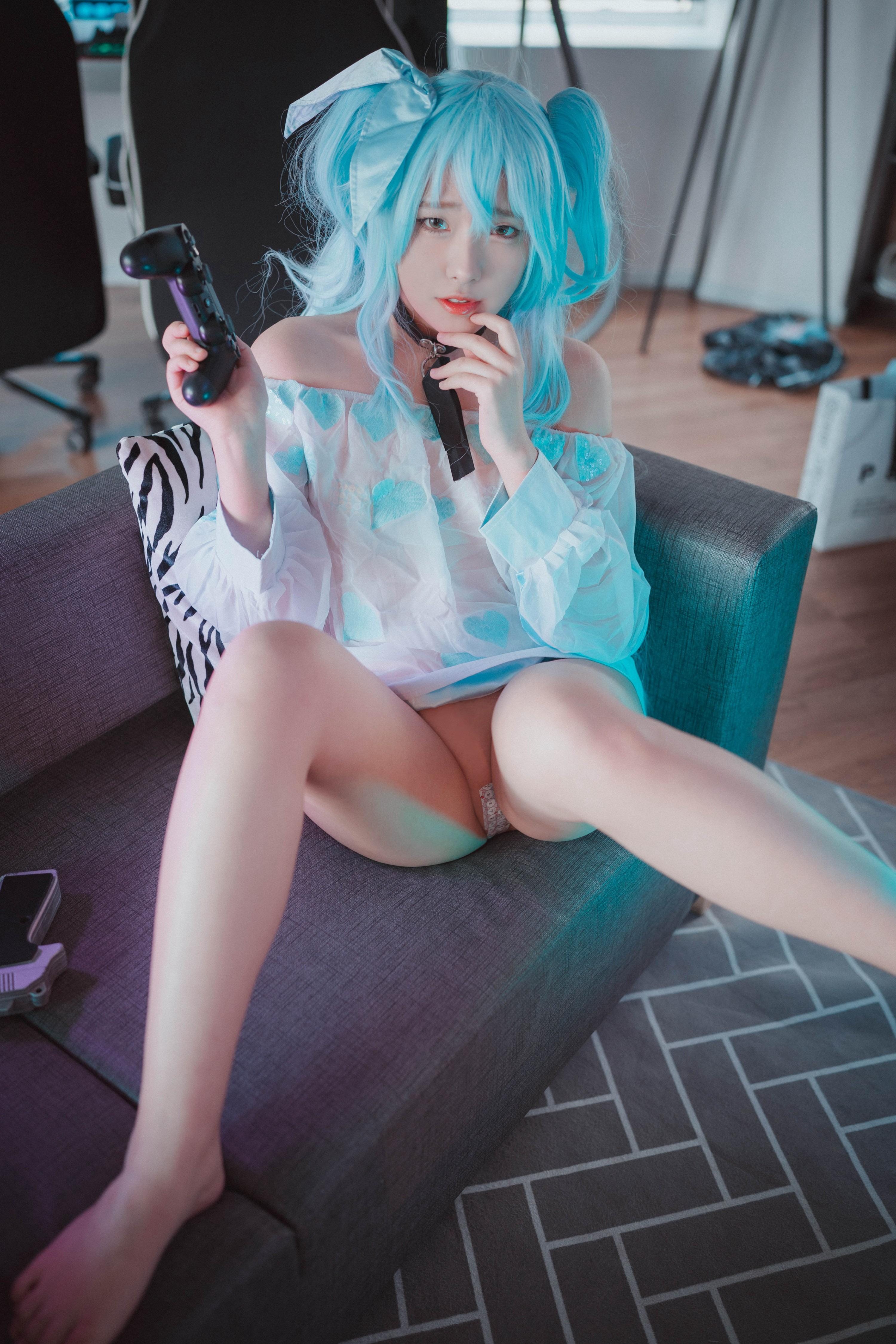 Sonson 朋克制服勾勒白嫩身材曲线特写