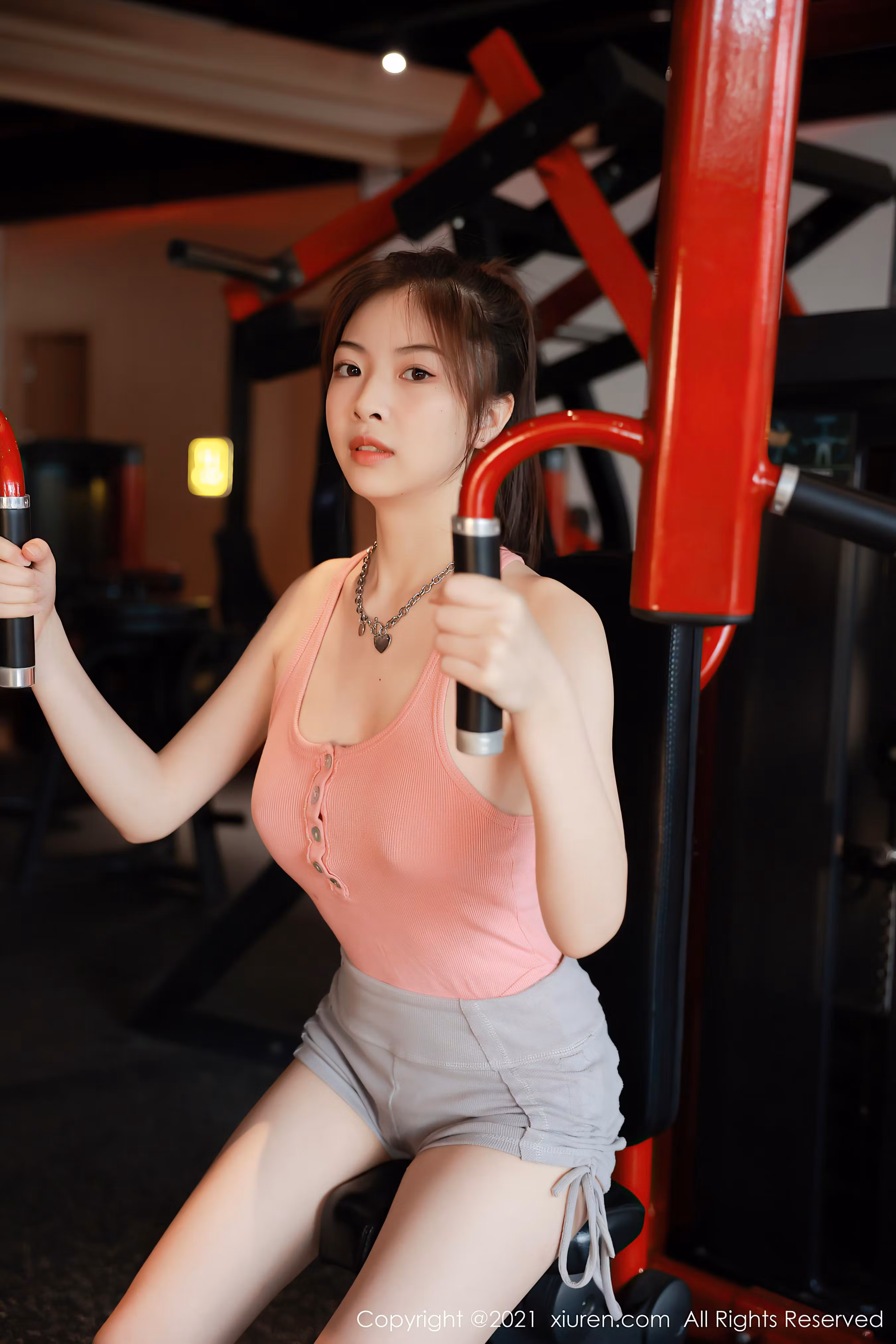 高分辨率亚洲美少女傲人身材蜜桃臀艺术写真