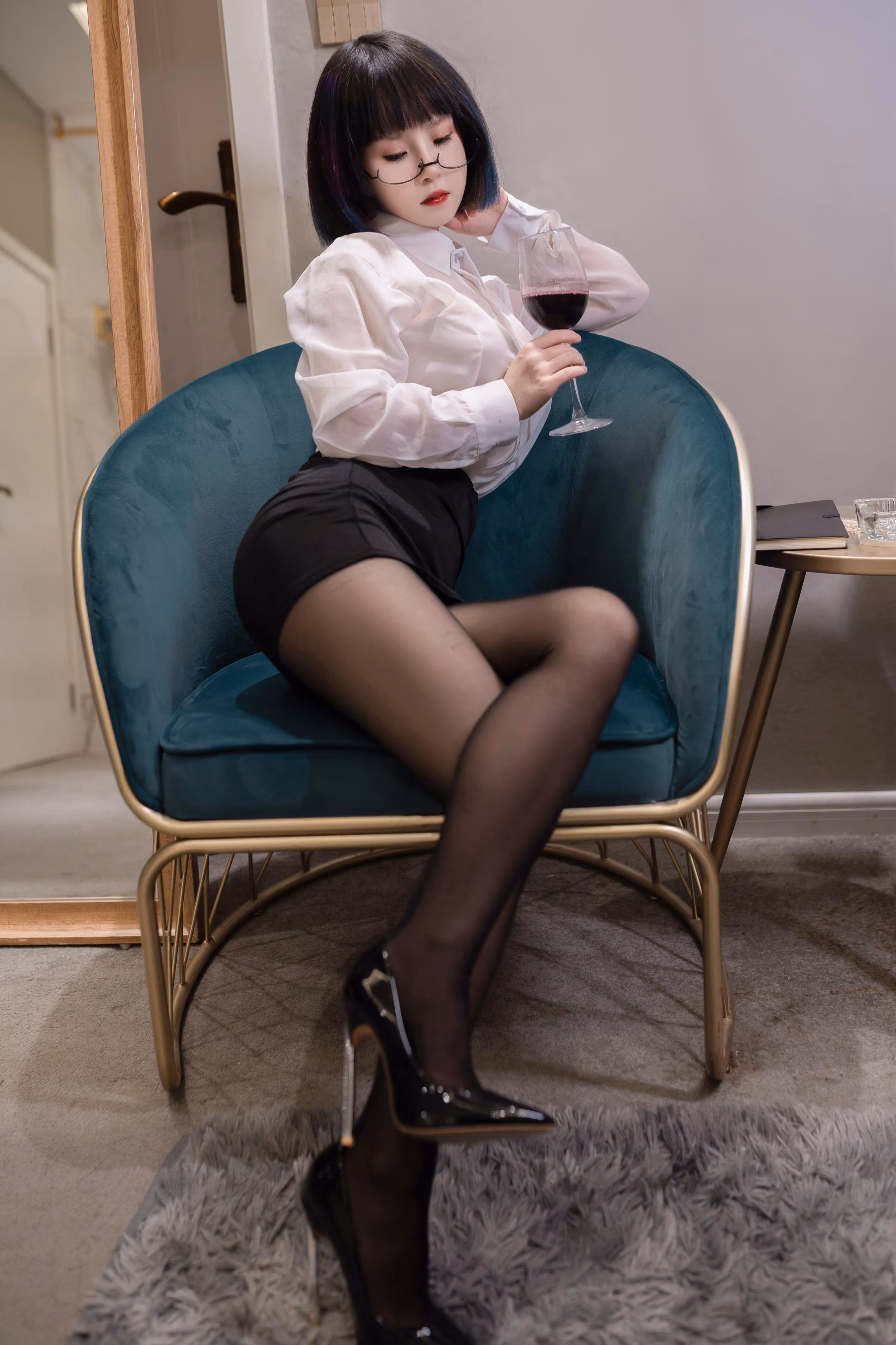 晕崽Zz 超薄黑色连裤袜美腿大床写真