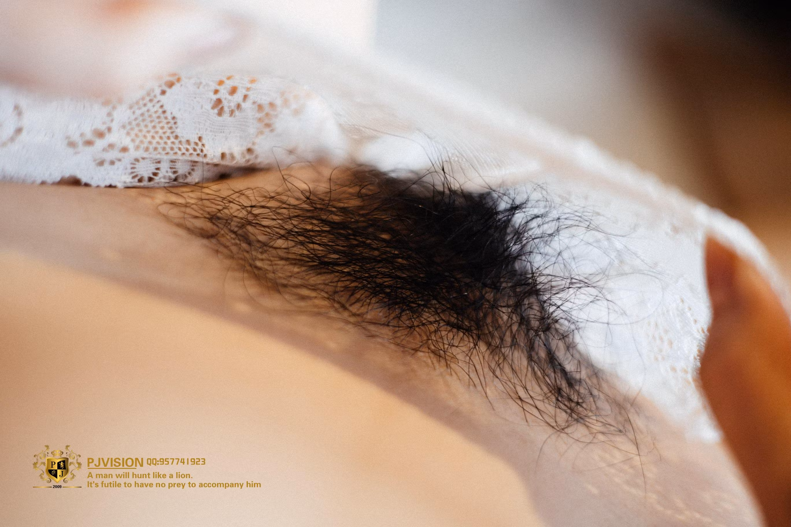 长发丰满美女卧室生活照