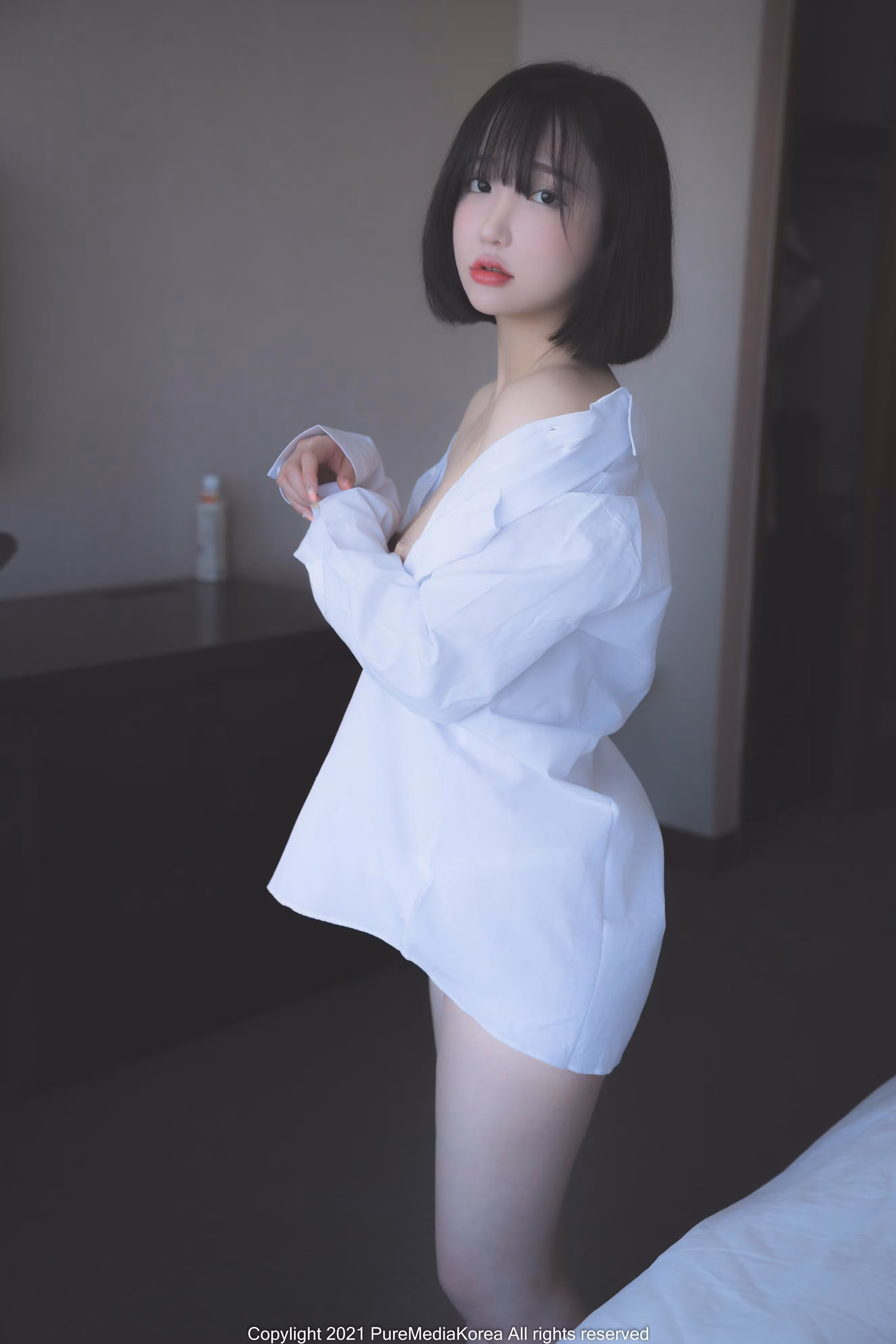 短发齐刘海女神浴室私房生活照