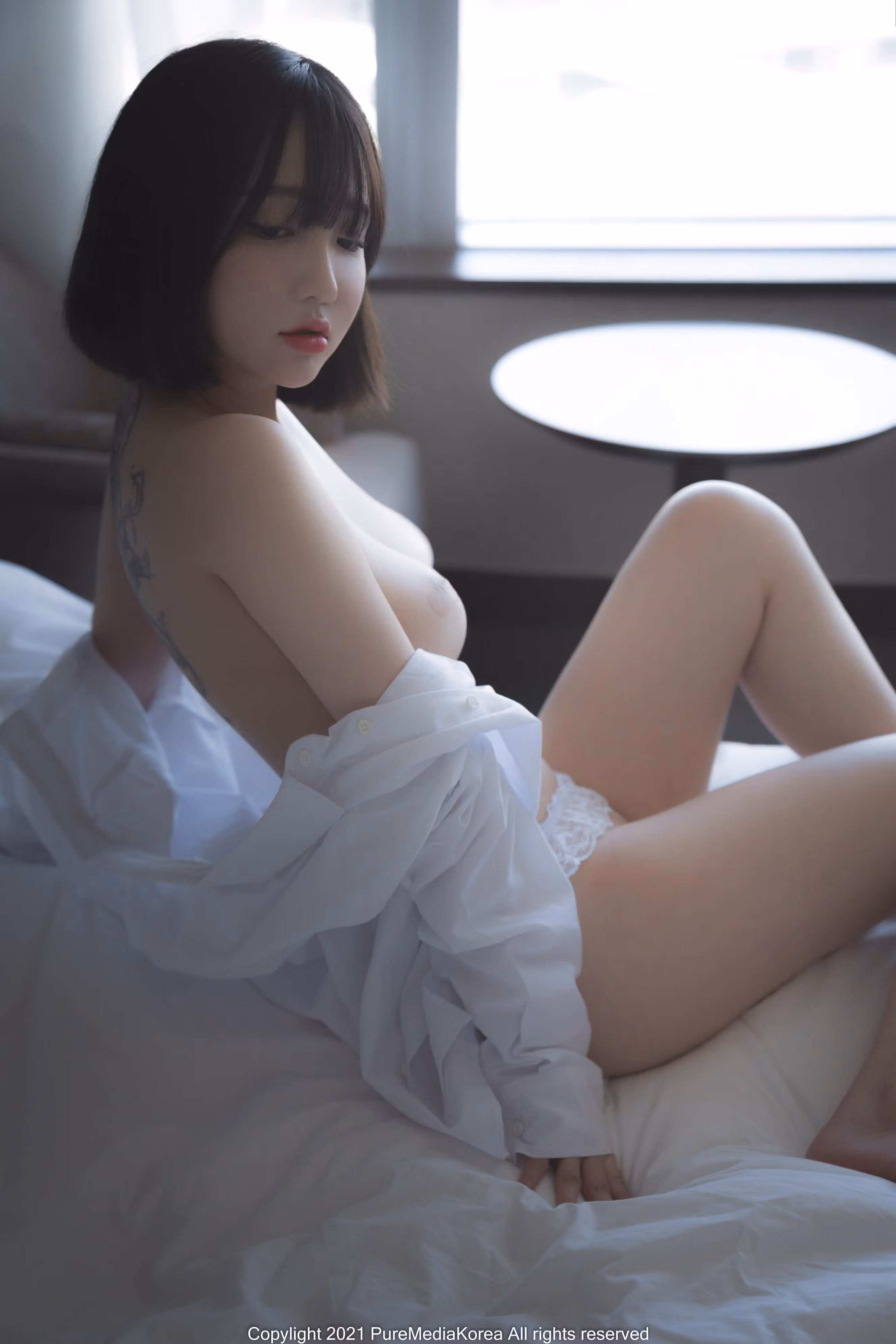 孙艺恩白色露肩上衣浴缸写真