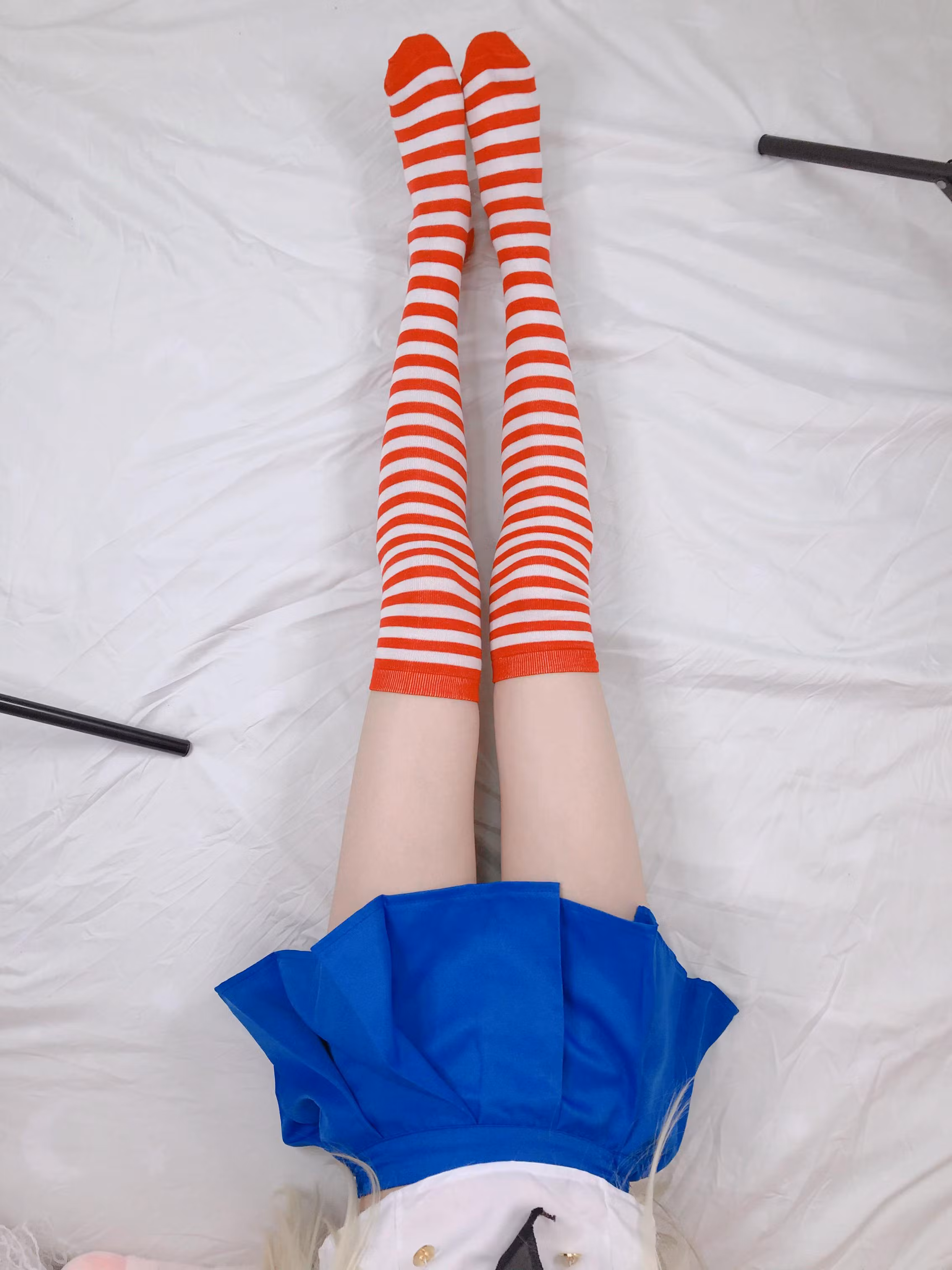 奈子黑色丁字裤超短裙趴姿照