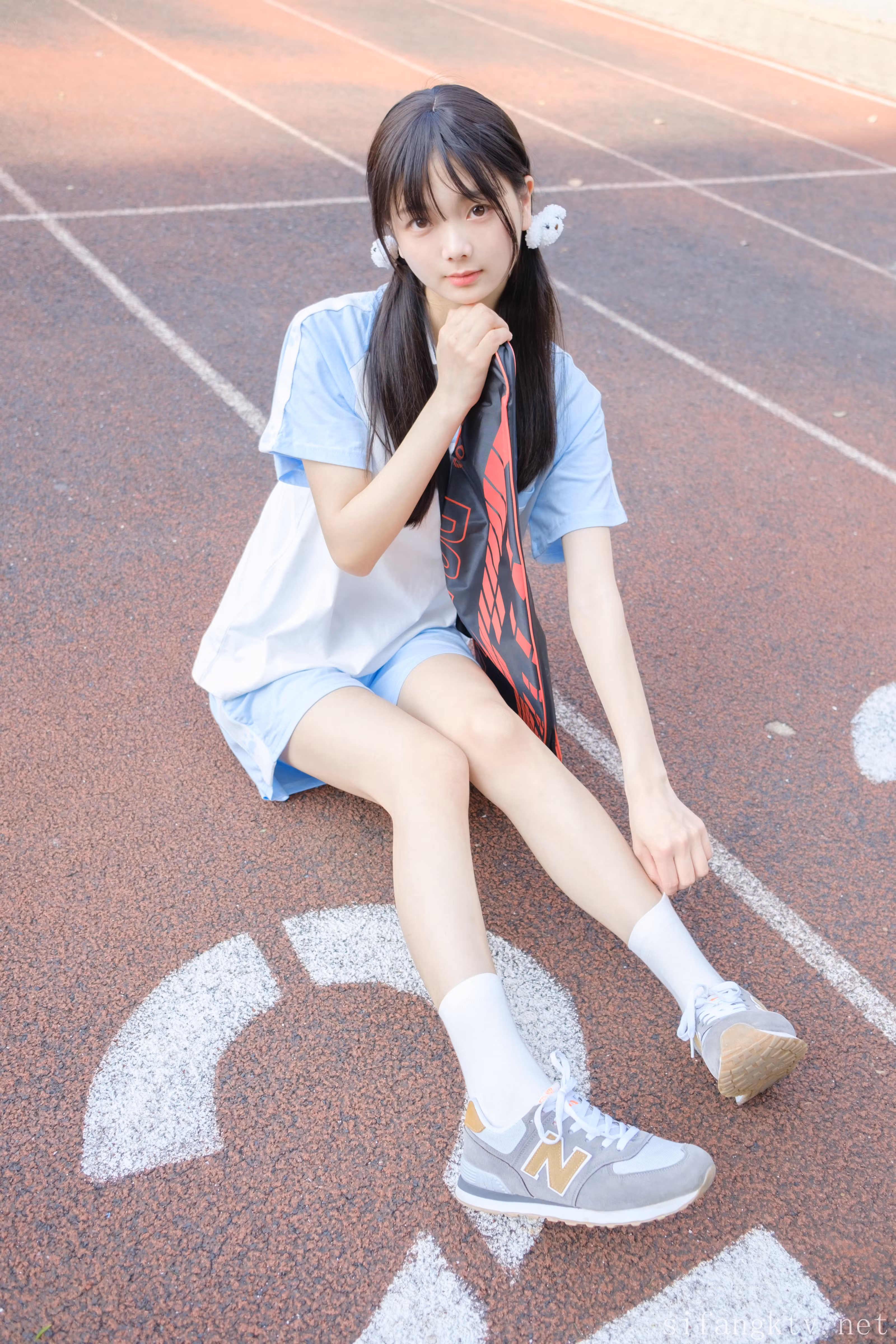手提深蓝色日式校园运动包侧身照