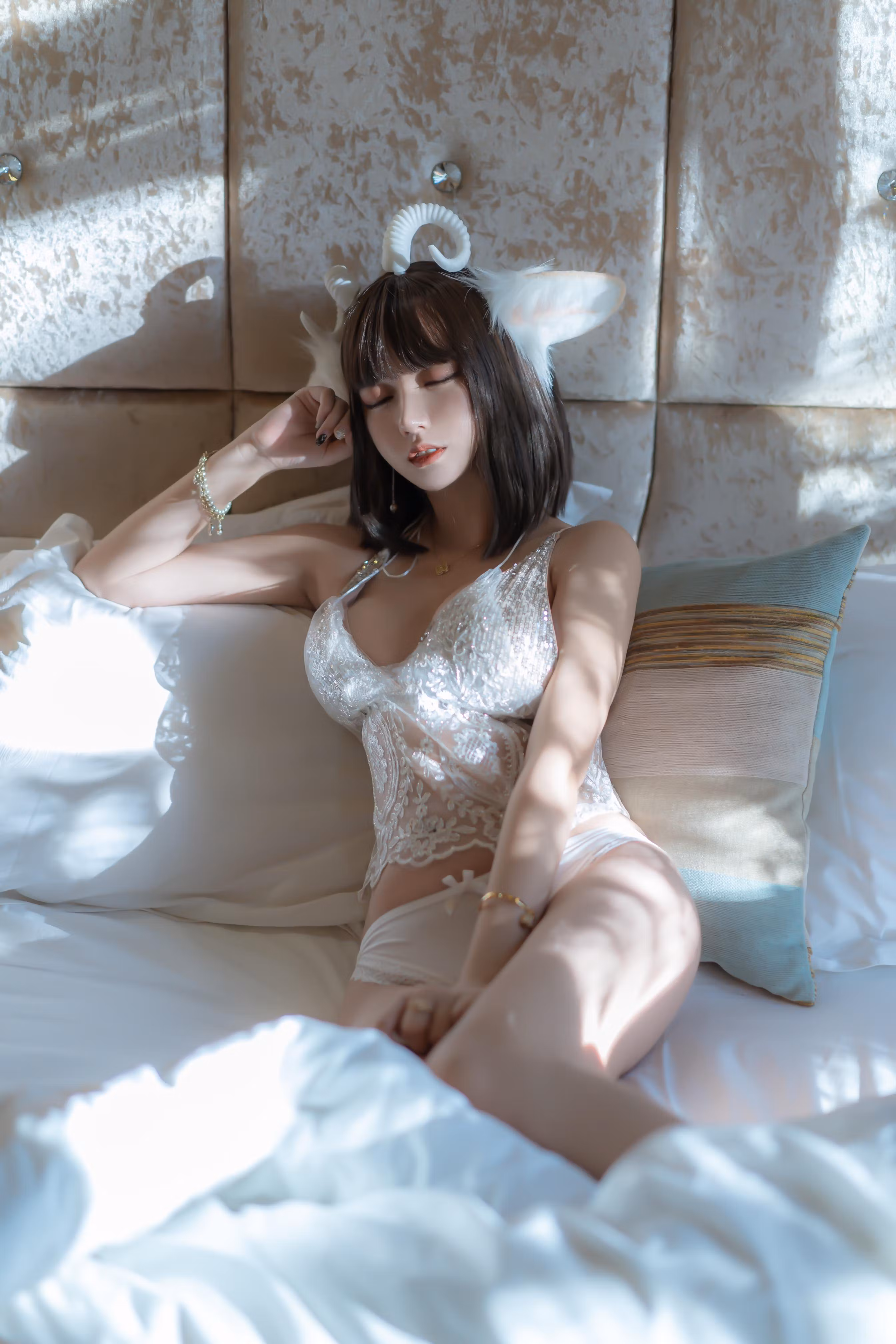 银色亮片深V比基尼内衣撩衣秀爆乳