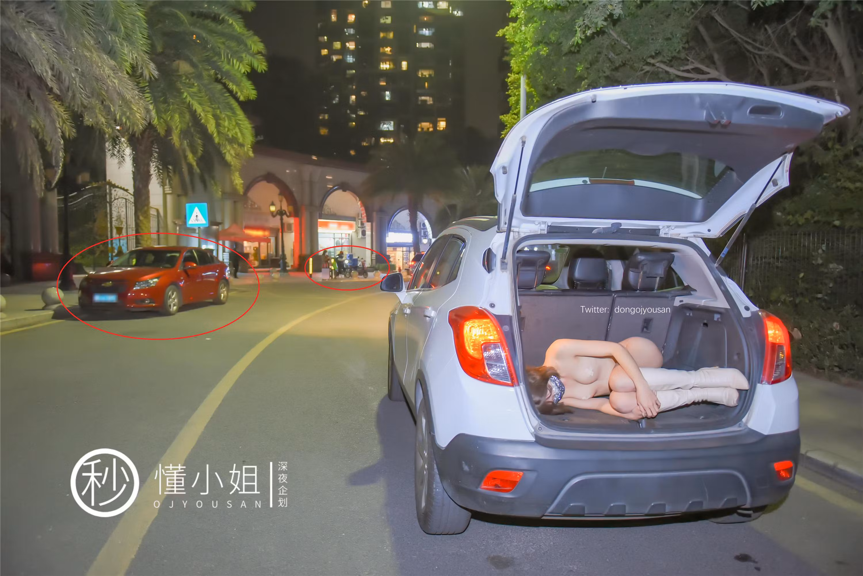 代驾制服短裙与黑色丝袜在车内的视觉反差