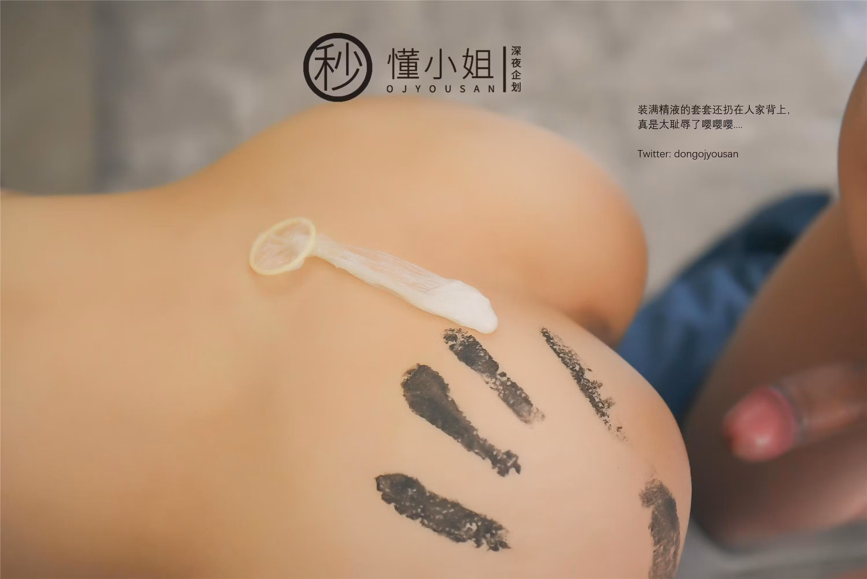 工装背心与带有污渍的修车服形成的视觉反差