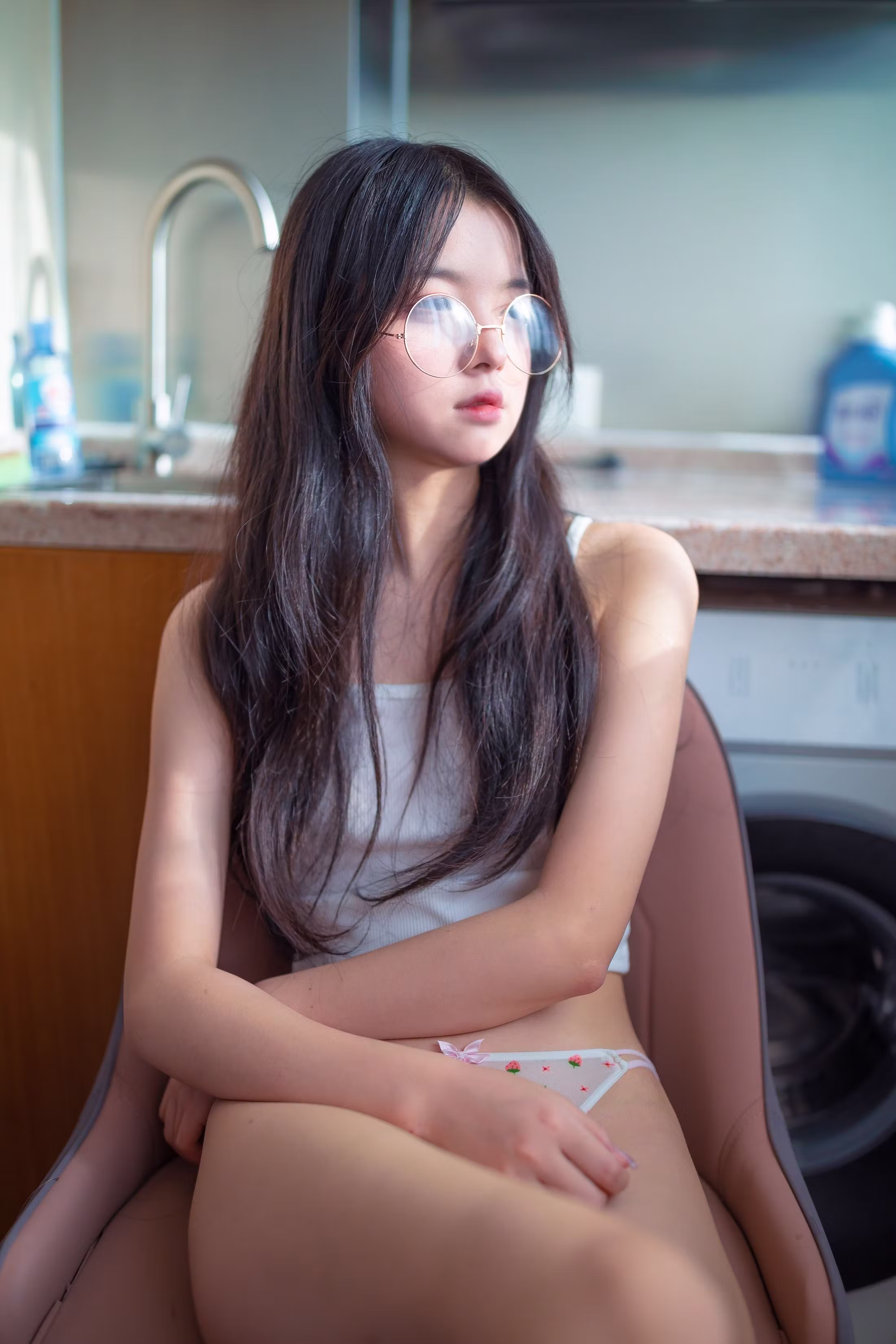 带有独特眼镜控反差魅惑风的居家私密私房照