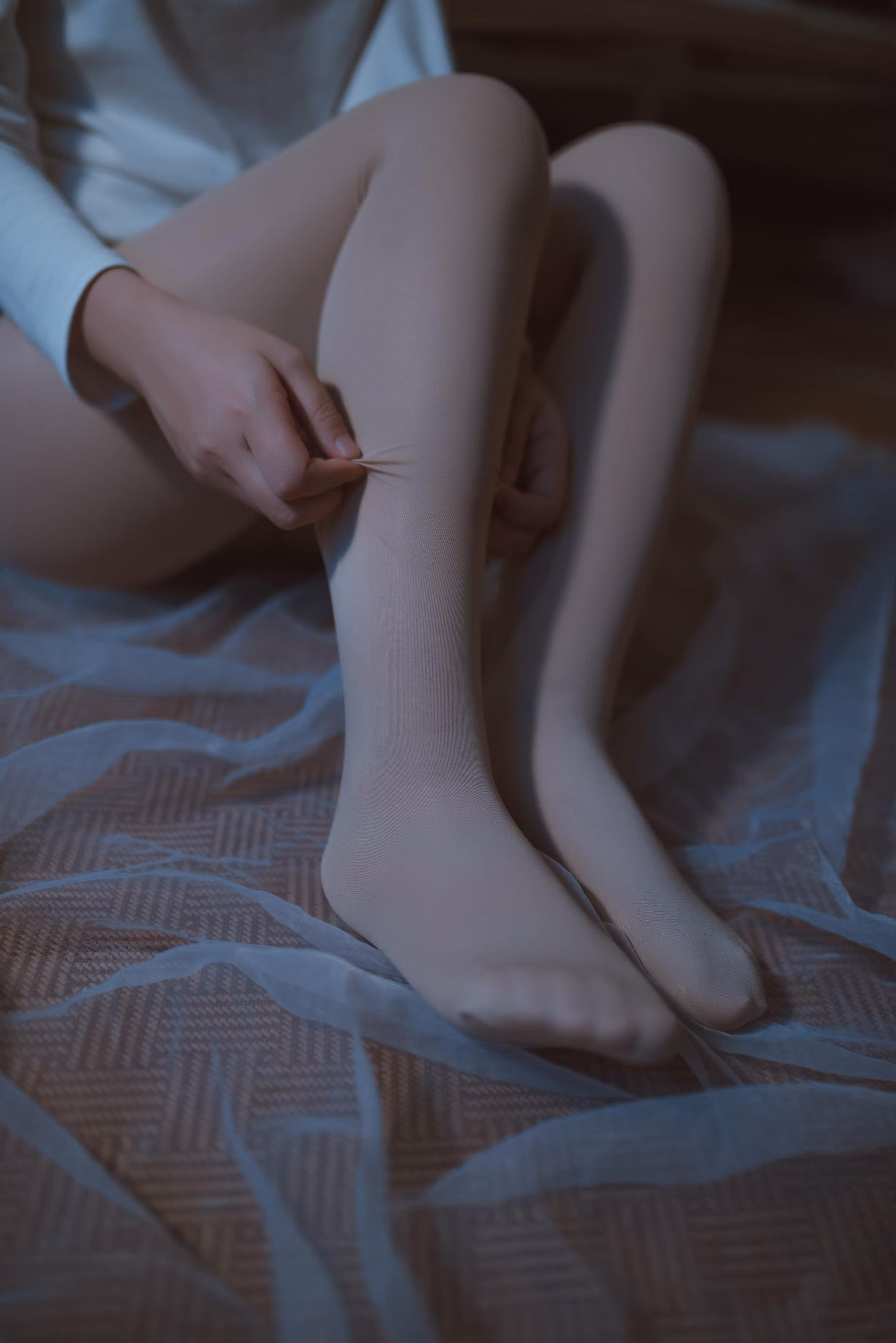 格纹短裙搭配白丝丝袜坐姿
