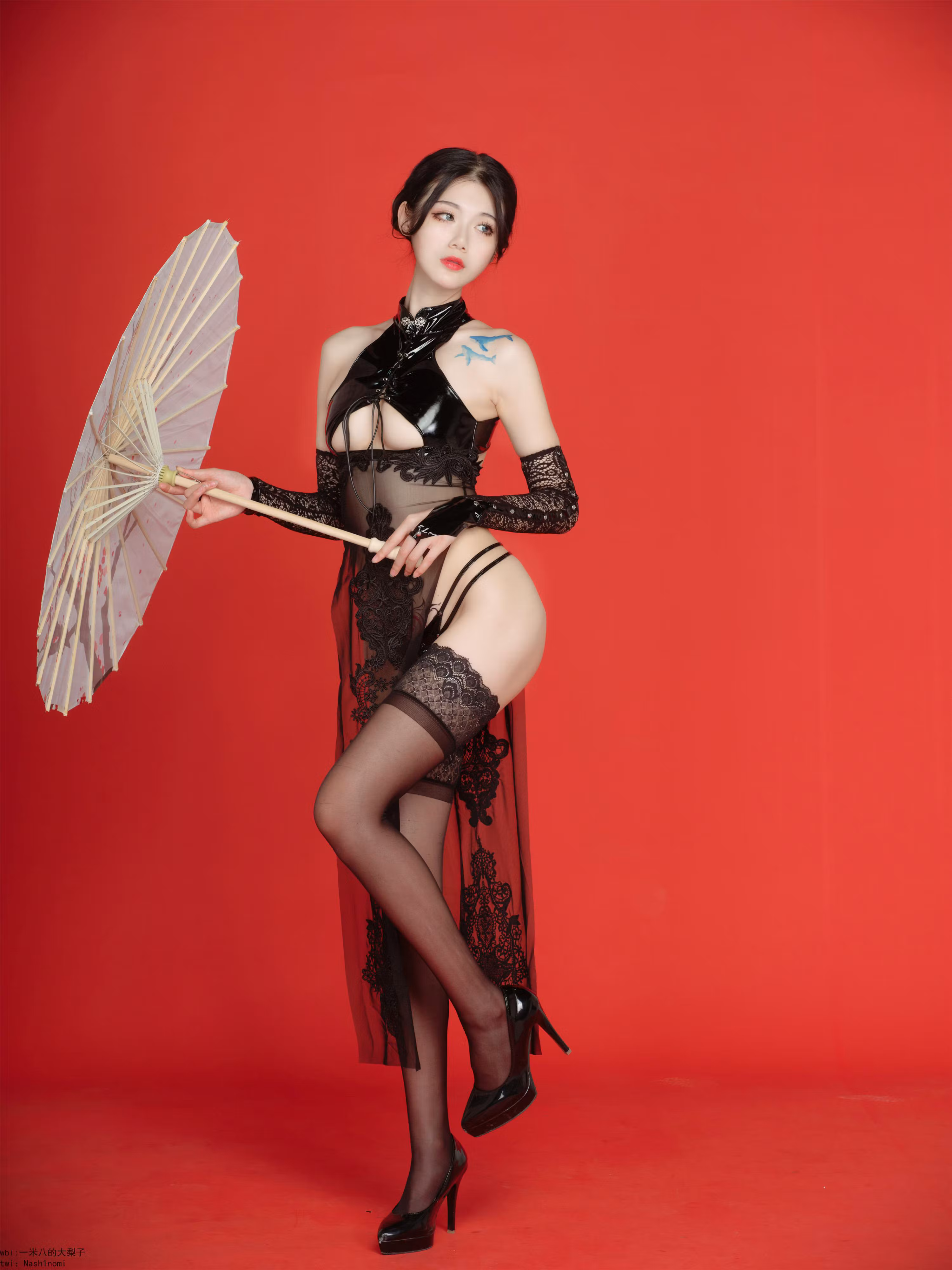 蕾丝边超薄黑丝袜勾勒修长美腿线条