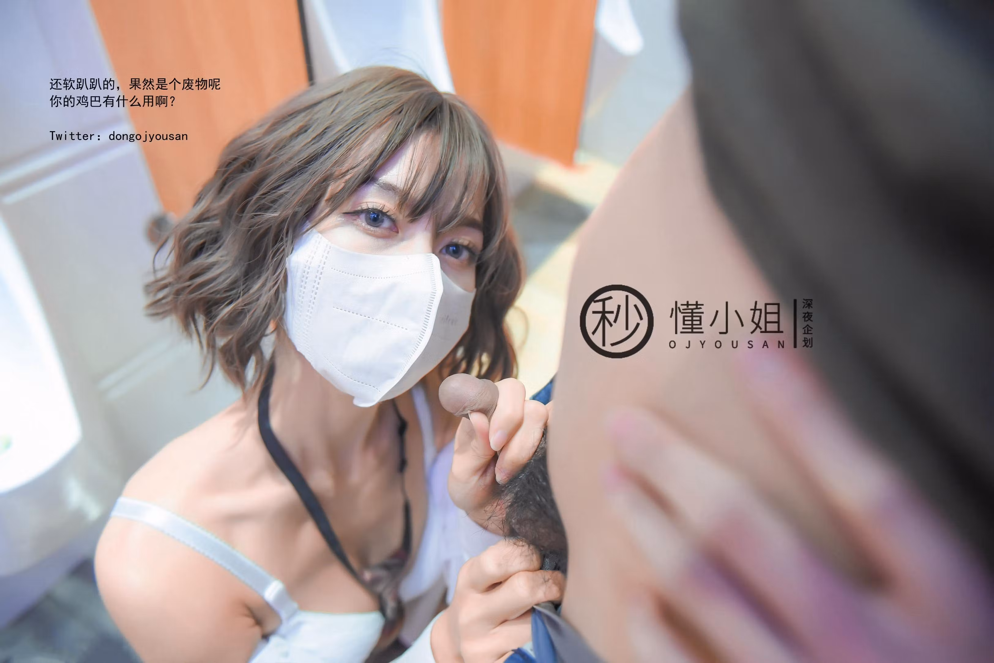 格子制服短裙勾勒修长迷人双腿线条