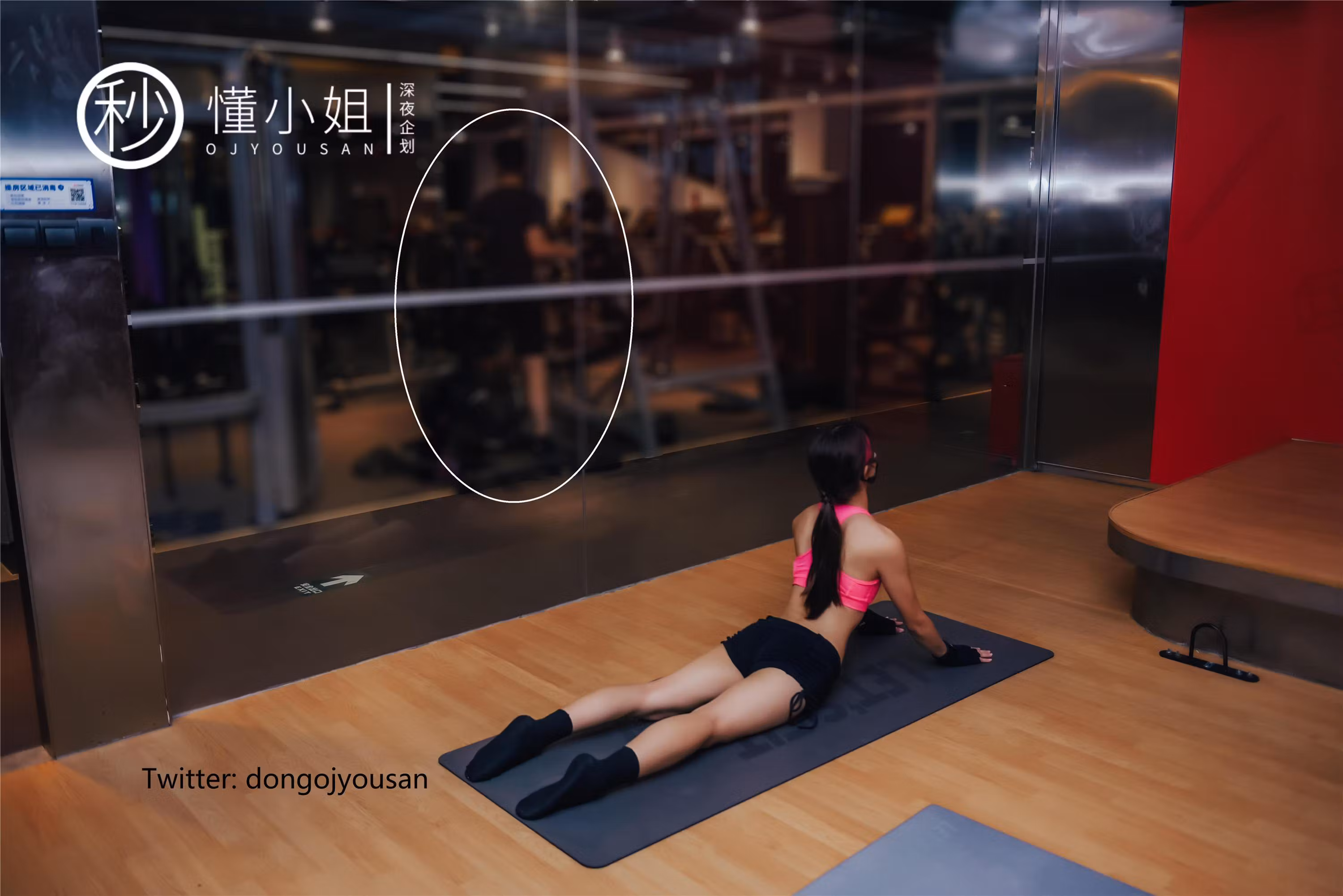懂小姐紧身运动衣展现网红健身白嫩肌肤姿态