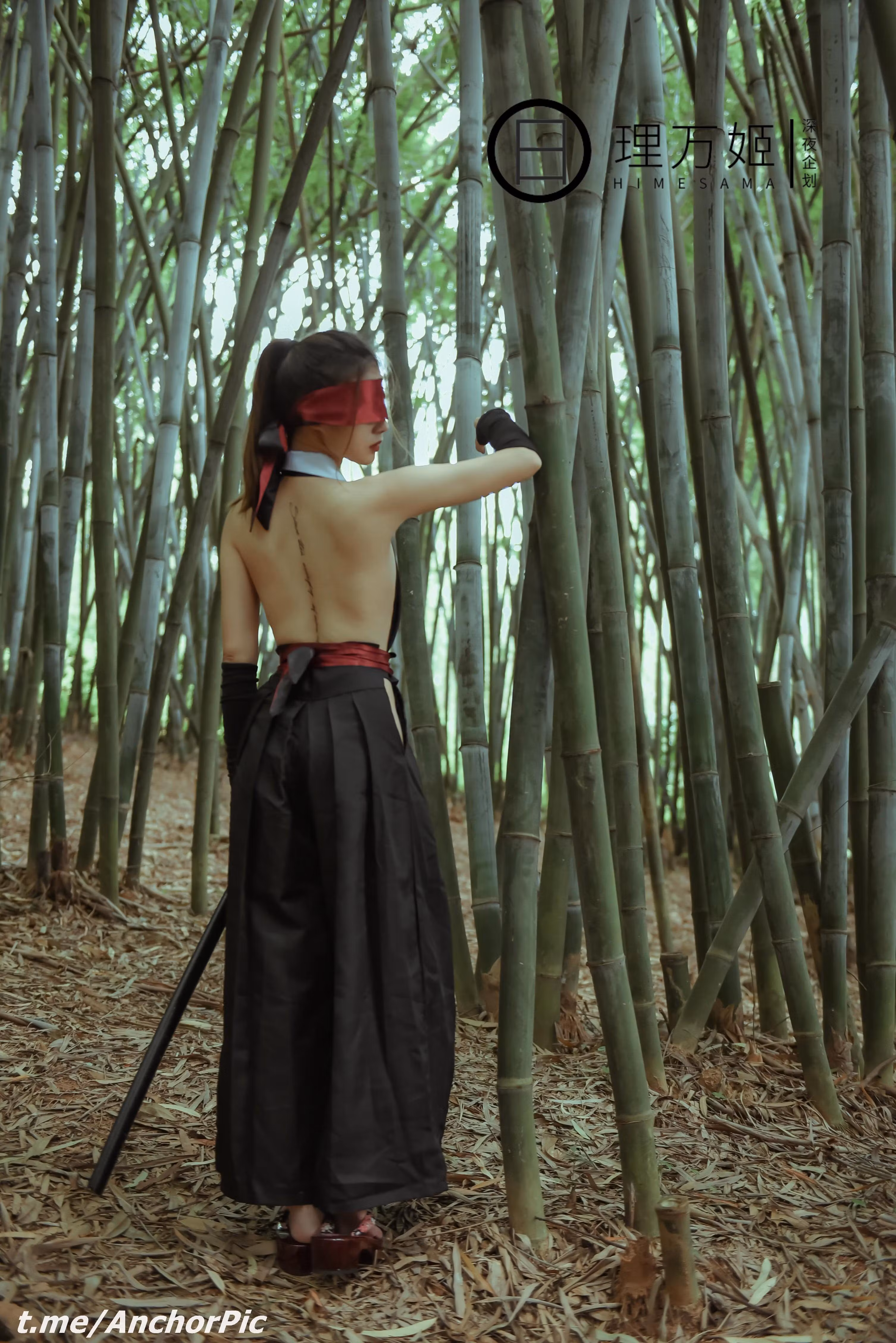 理万姬COS女武士展现网红御姐白嫩肌肤姿态
