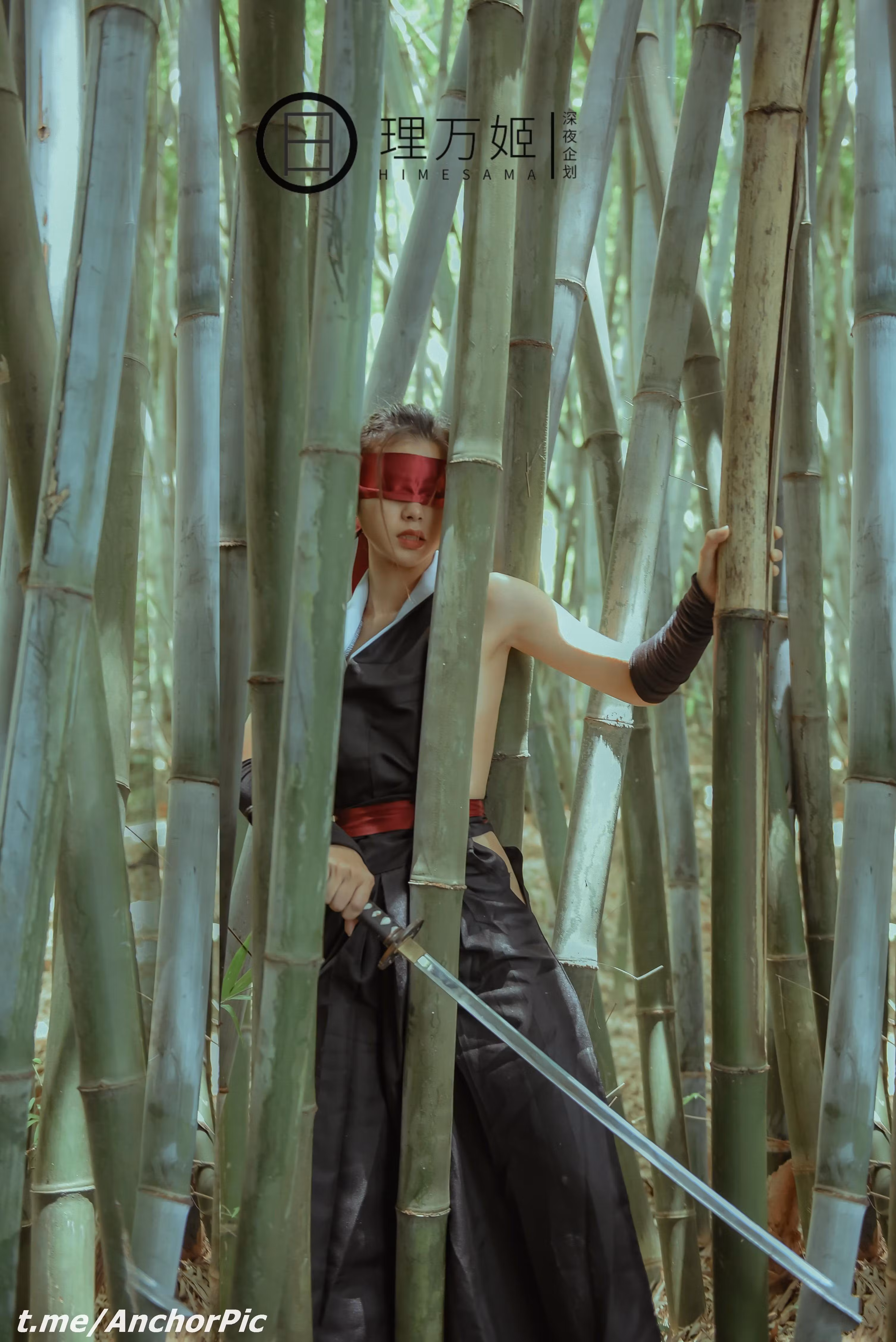 理万姬红色丝绸蒙眼身穿黑色武士服在竹林中双手握剑摆拍