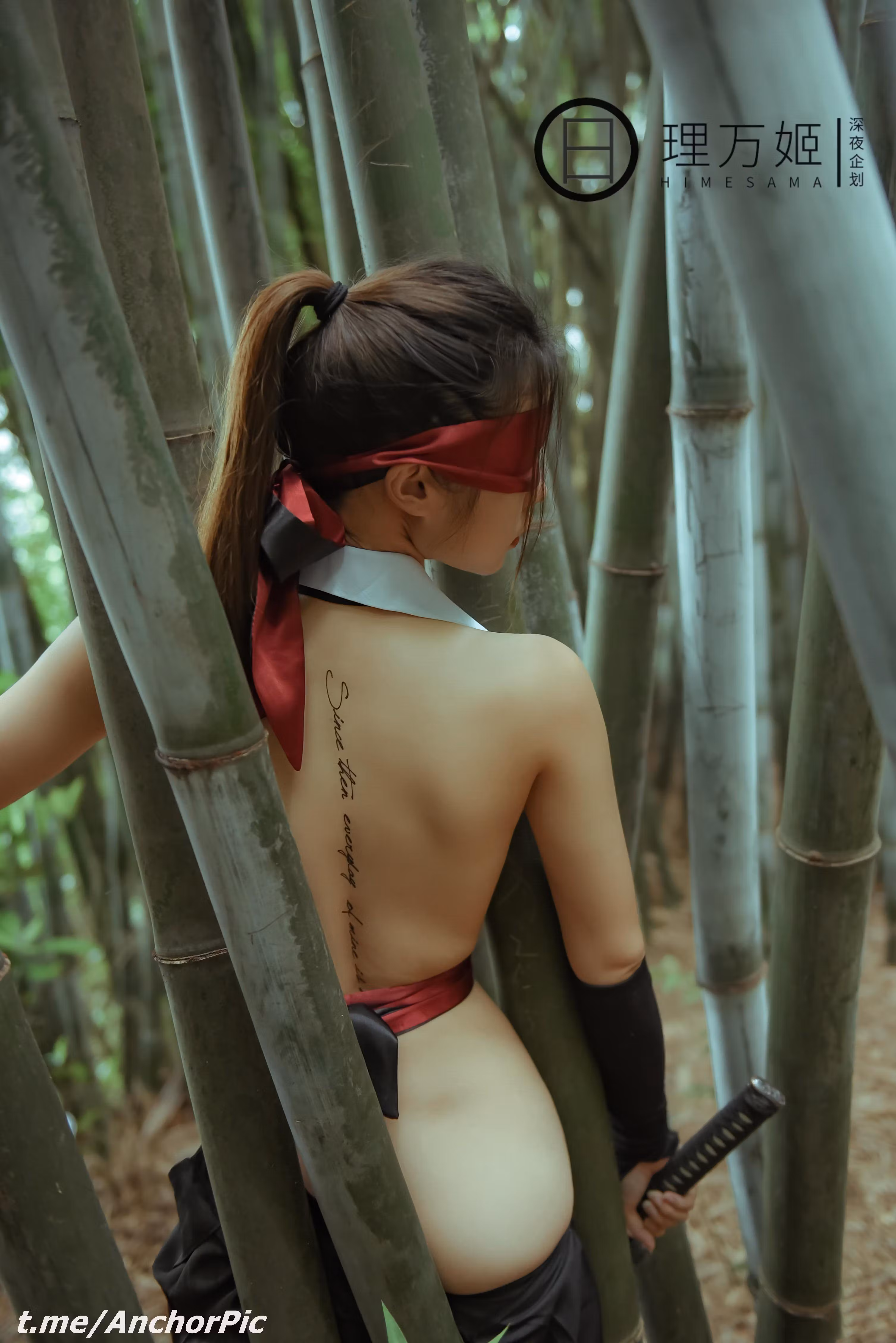 理万姬COS女武士展现网红御姐白嫩肌肤姿态