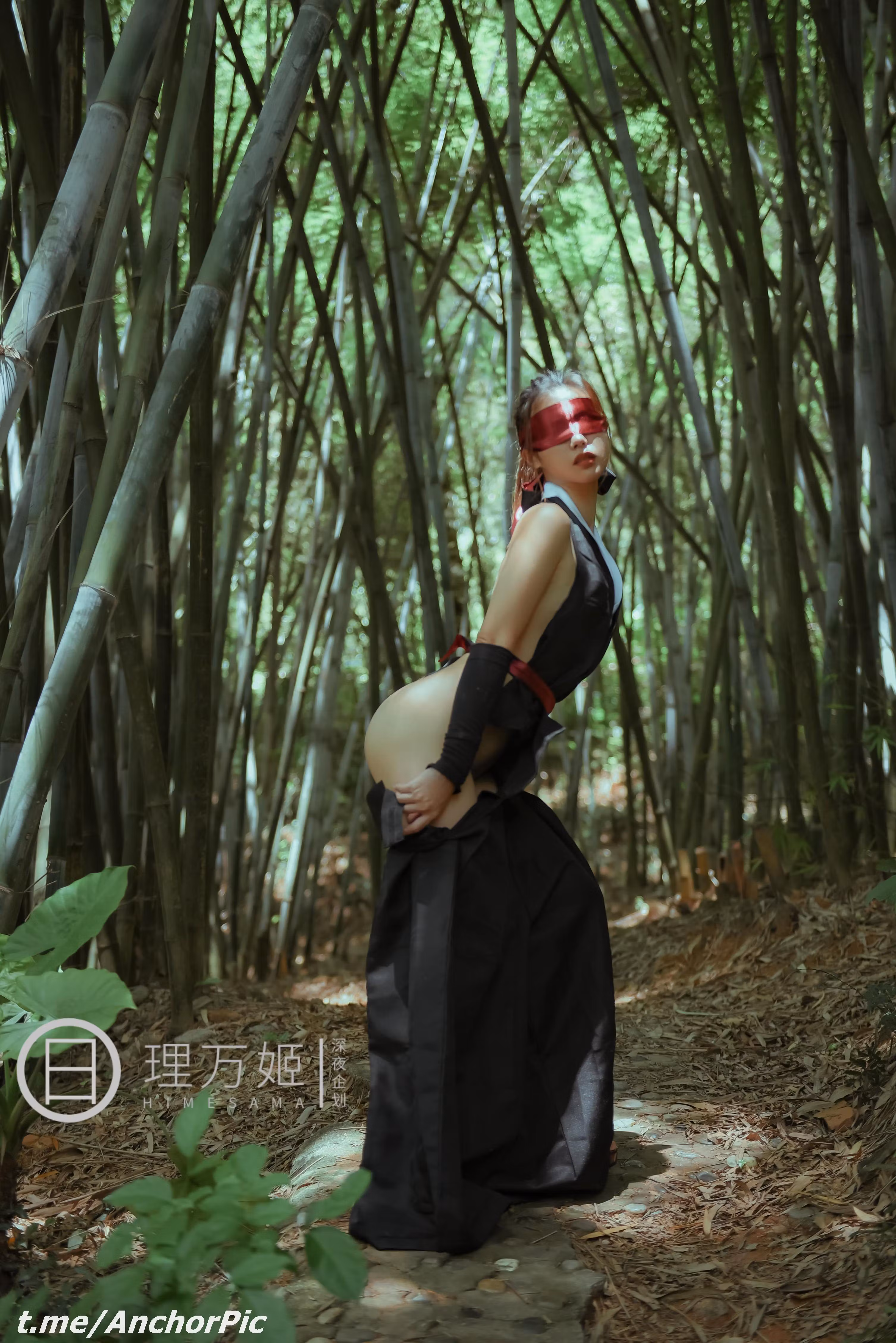 红带束腰显露丰满美臀翘臀线条