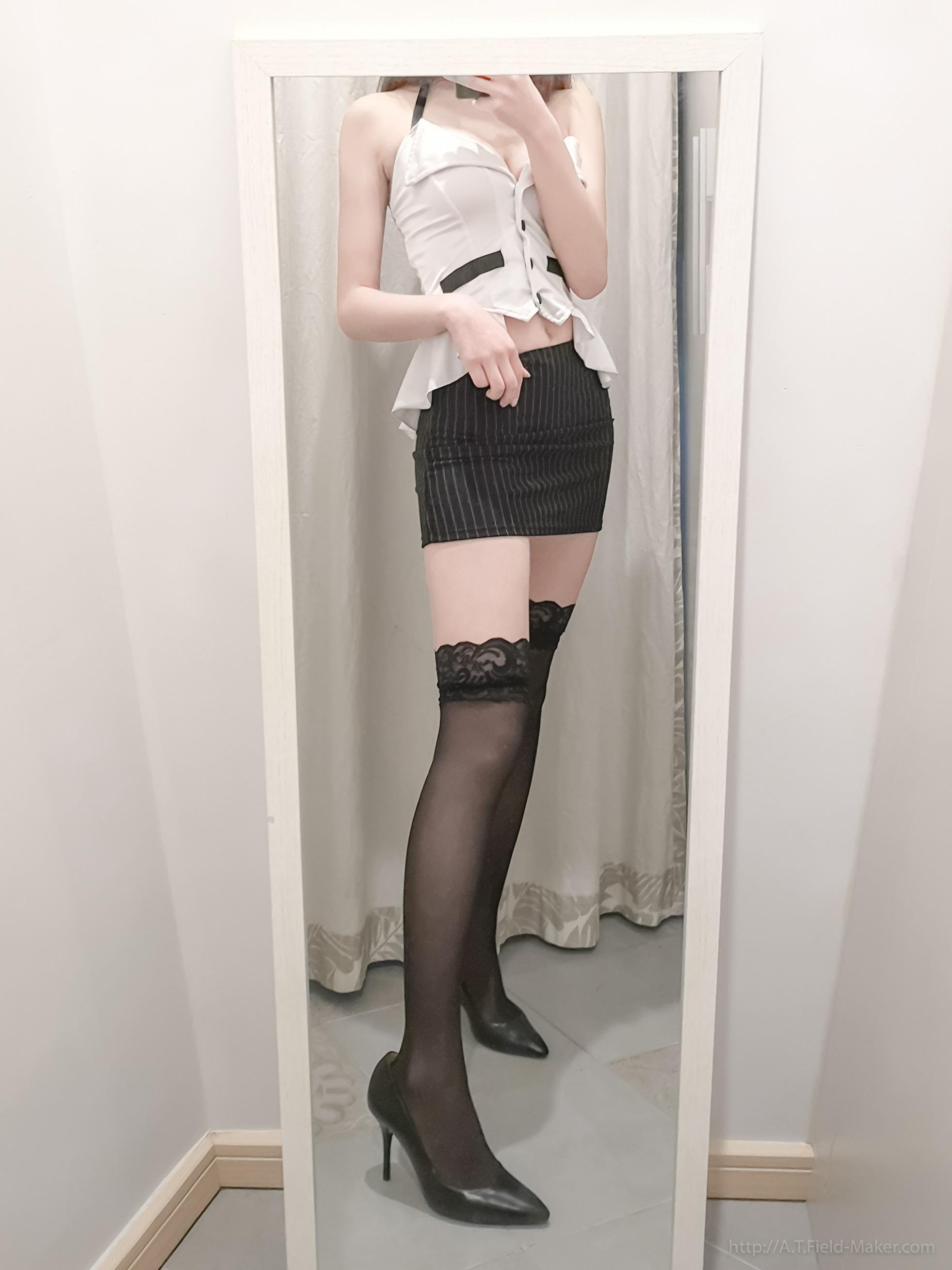 网红女神展现白嫩肌肤与极品美乳身姿