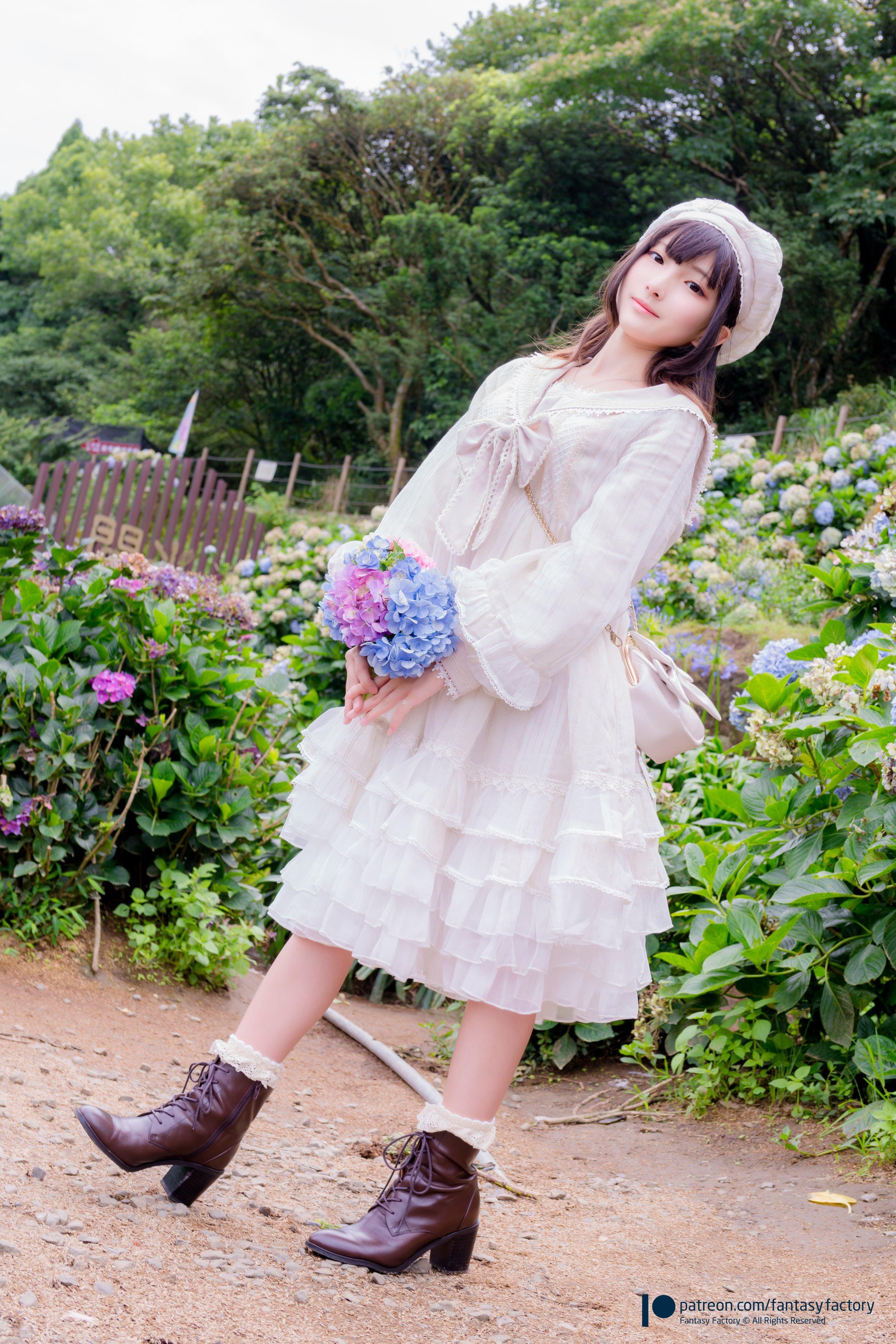 褪去泳装比基尼后显露粉嫩美鲍美穴与美臀翘臀线条