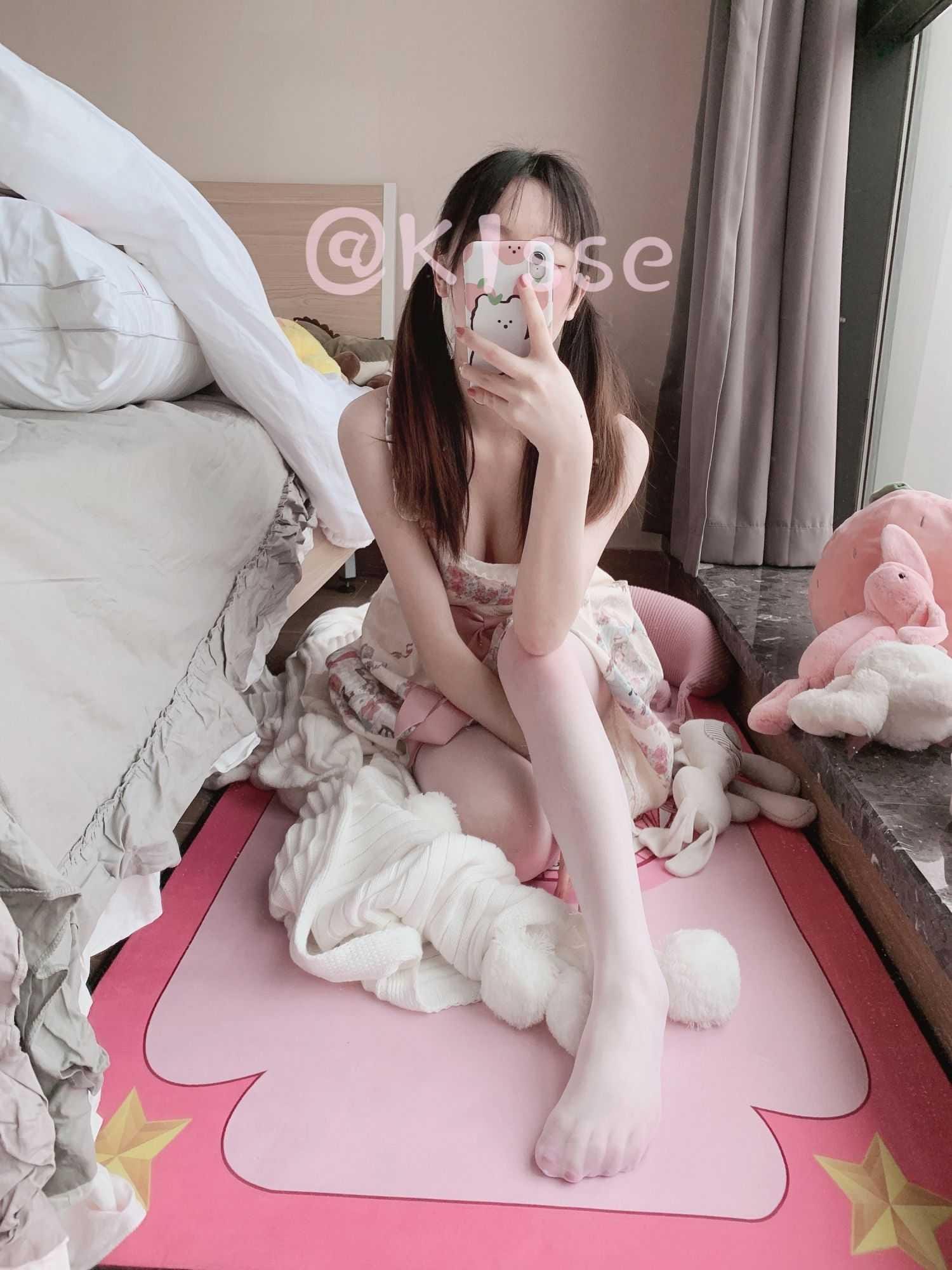 Klsse展现网红萝莉白嫩肌肤与粉嫩身姿