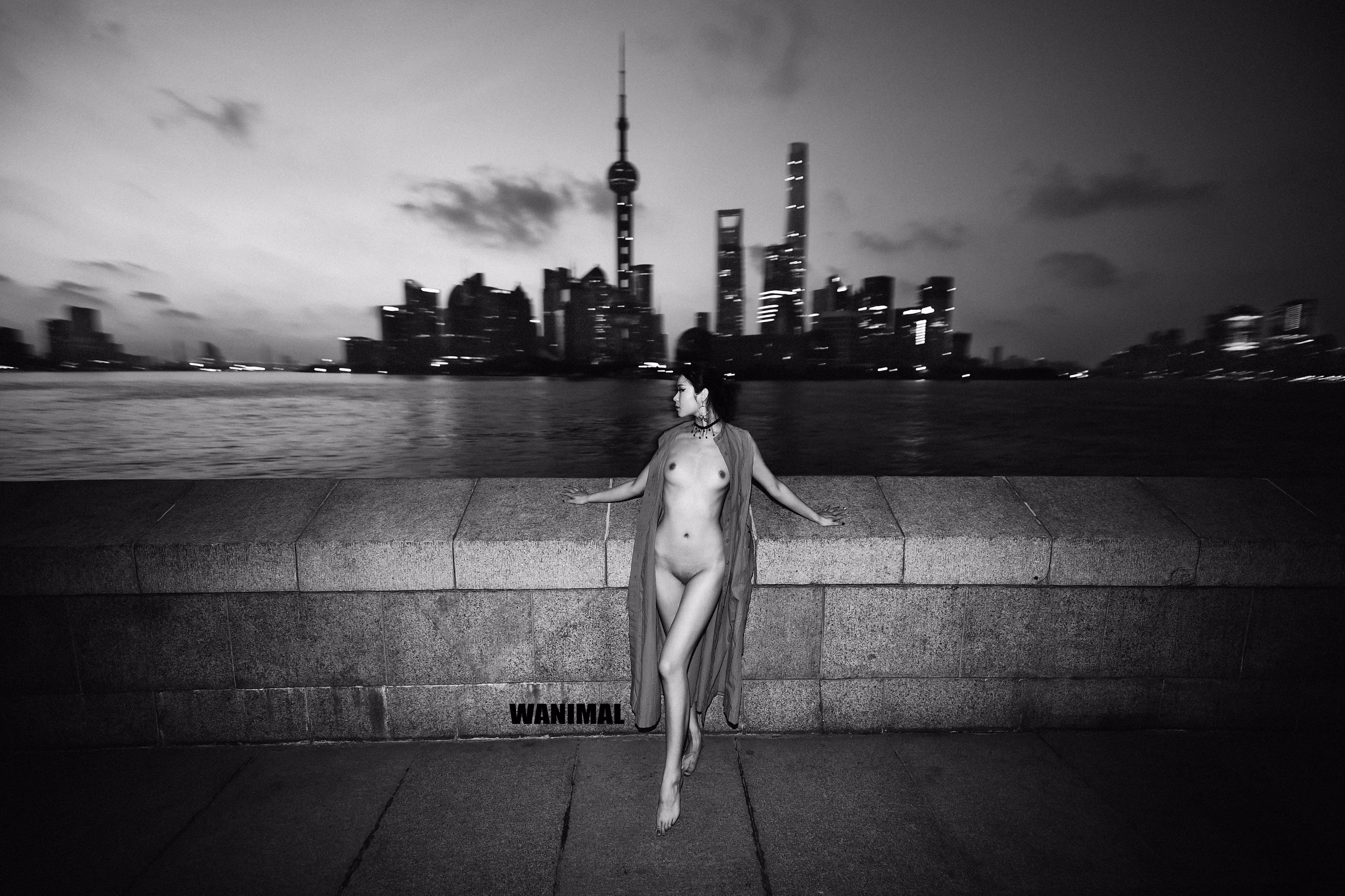光影线条勾勒内里迷人爆乳美胸身段
