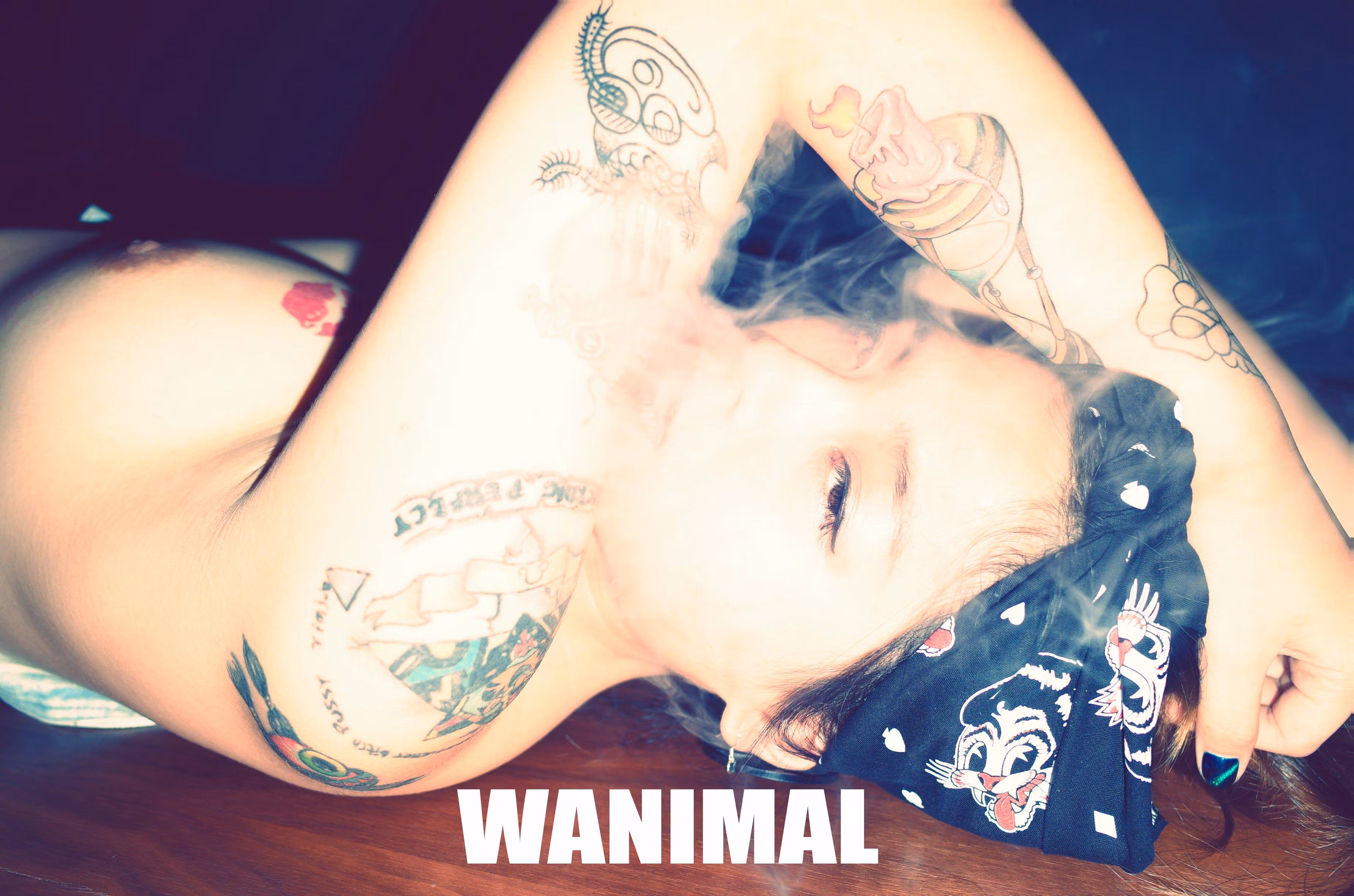 褪去衣物后显露丰满美臀翘臀线条