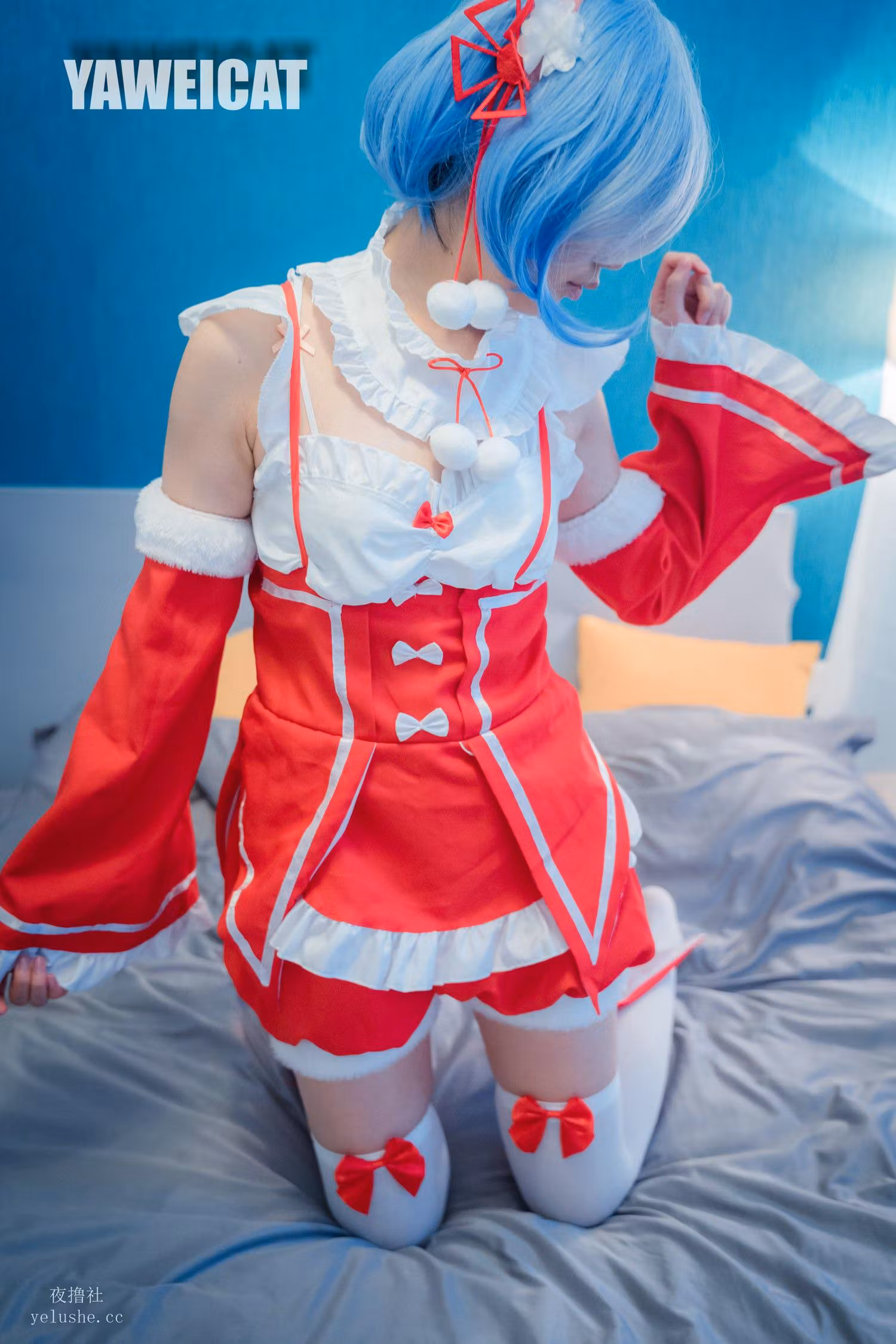 温馨卧室房间背景下的可爱风骚私房清纯少女诱惑