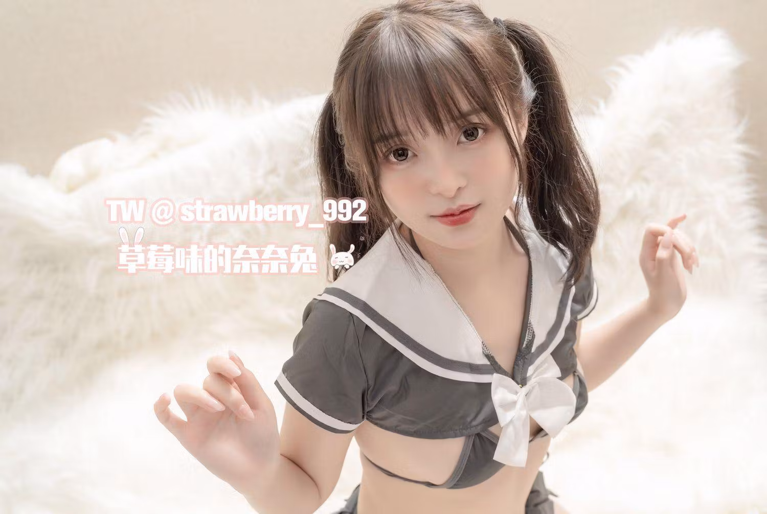 草莓味的奈奈兔身穿短款水手校服扎着双马尾在床上自拍