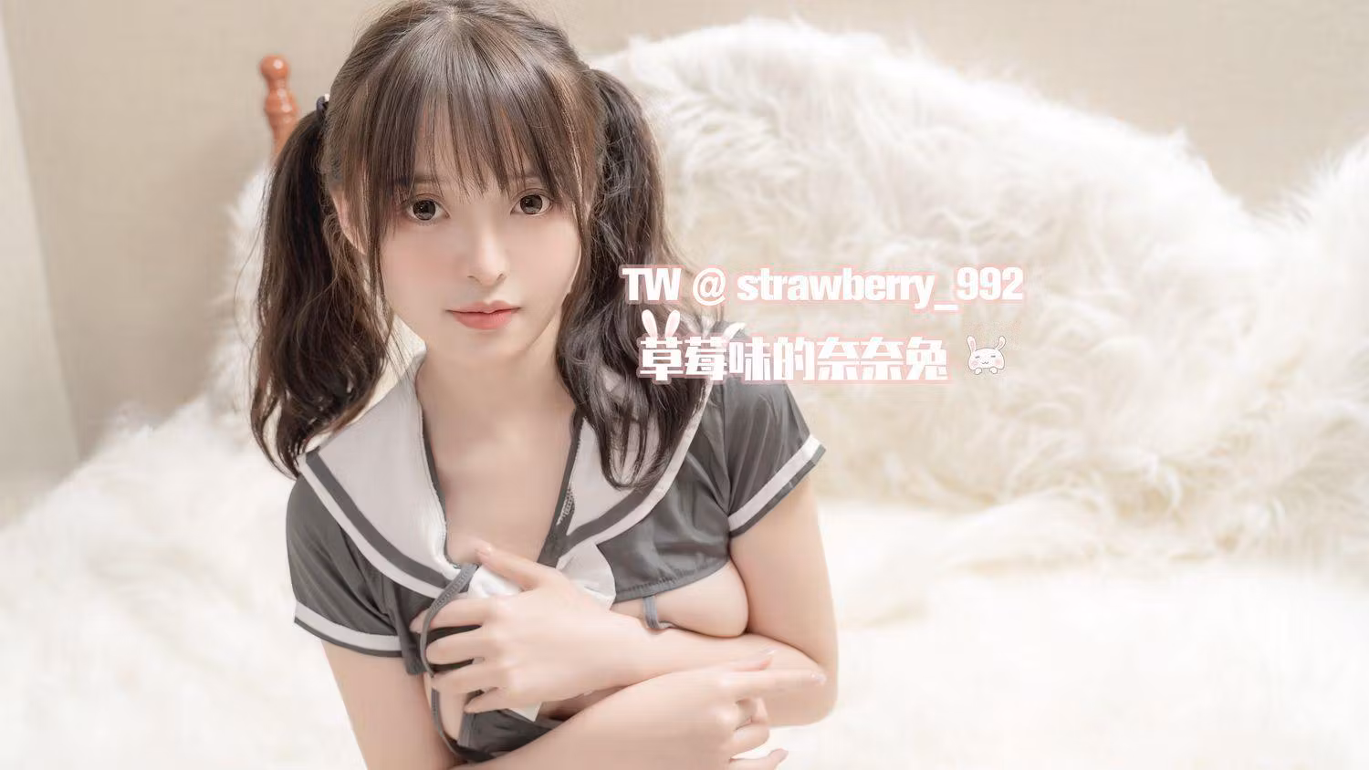 带有独特校服萝莉反差魅惑的玉足全裸照