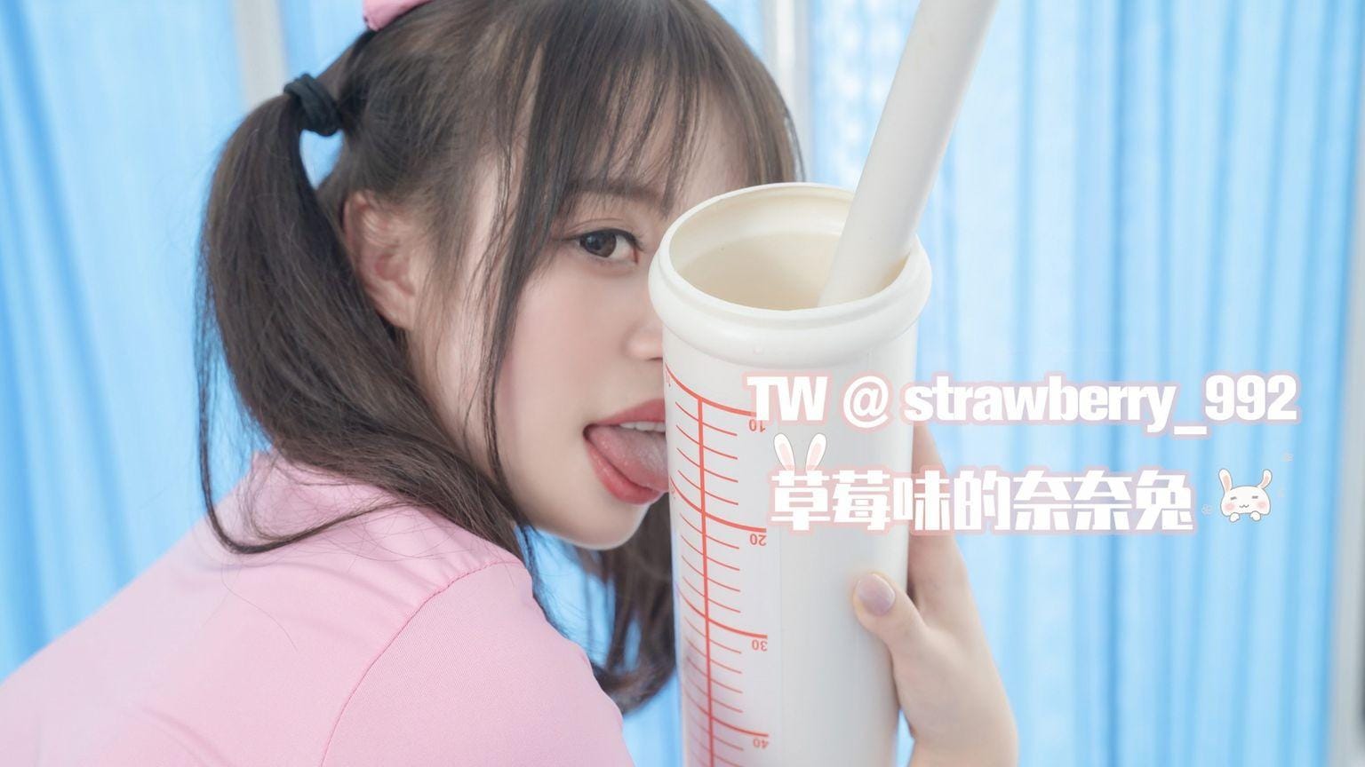 低胸护士服上衣勾勒内里迷人巨乳美胸身段