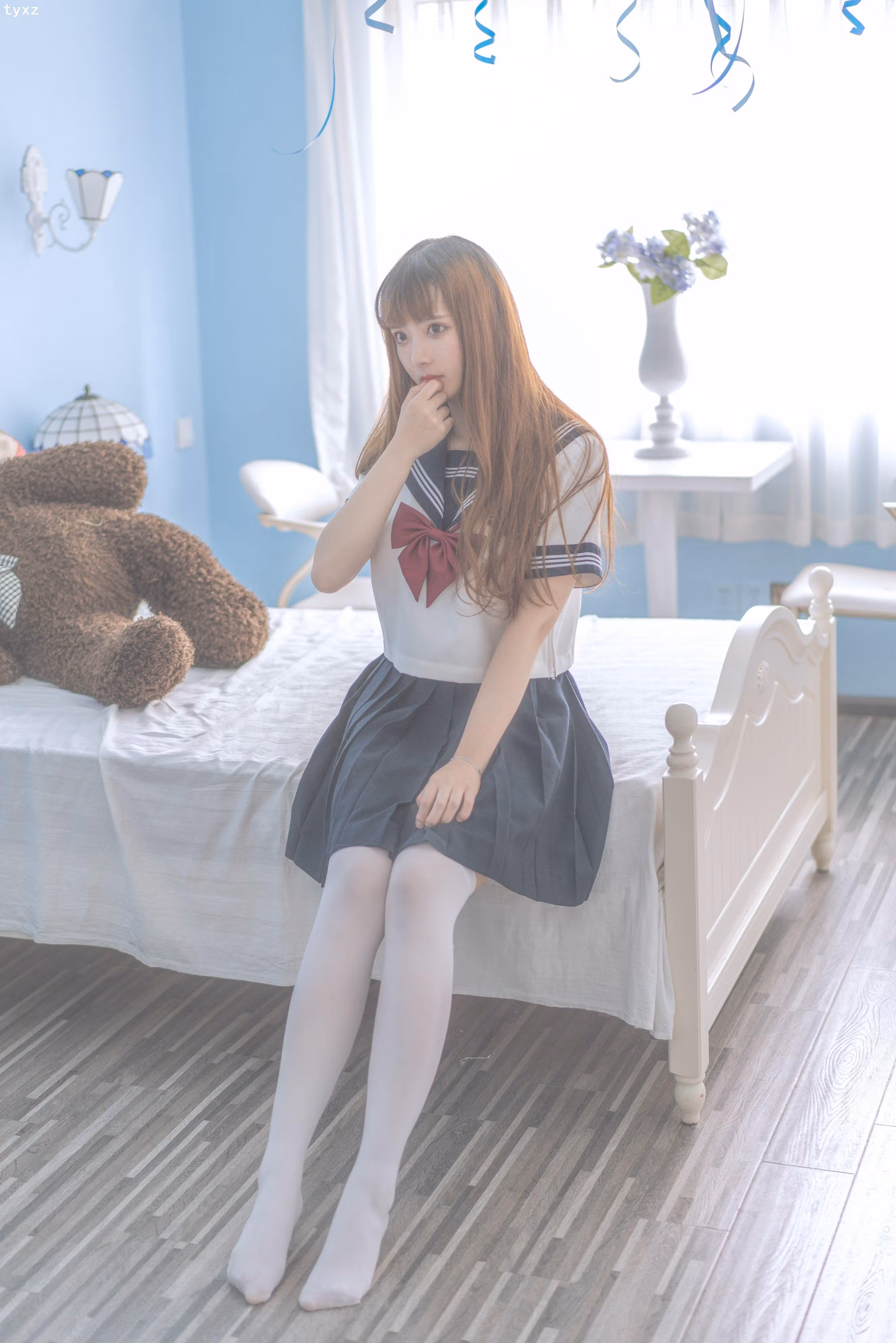 温馨室内卧室背景下的可爱甜美清纯少女诱惑