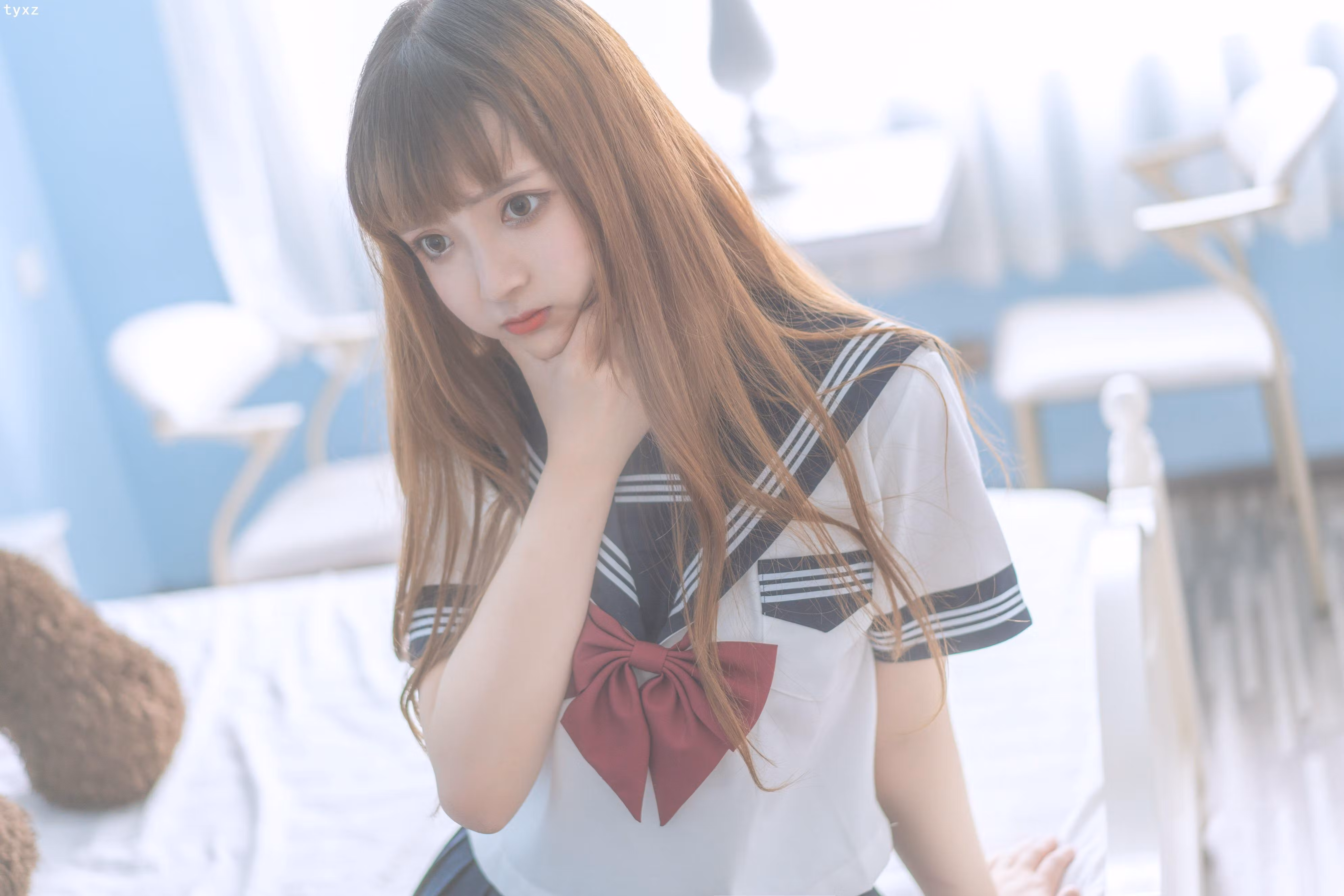 褪去学生JK制服后显露丰满美臀翘臀线条