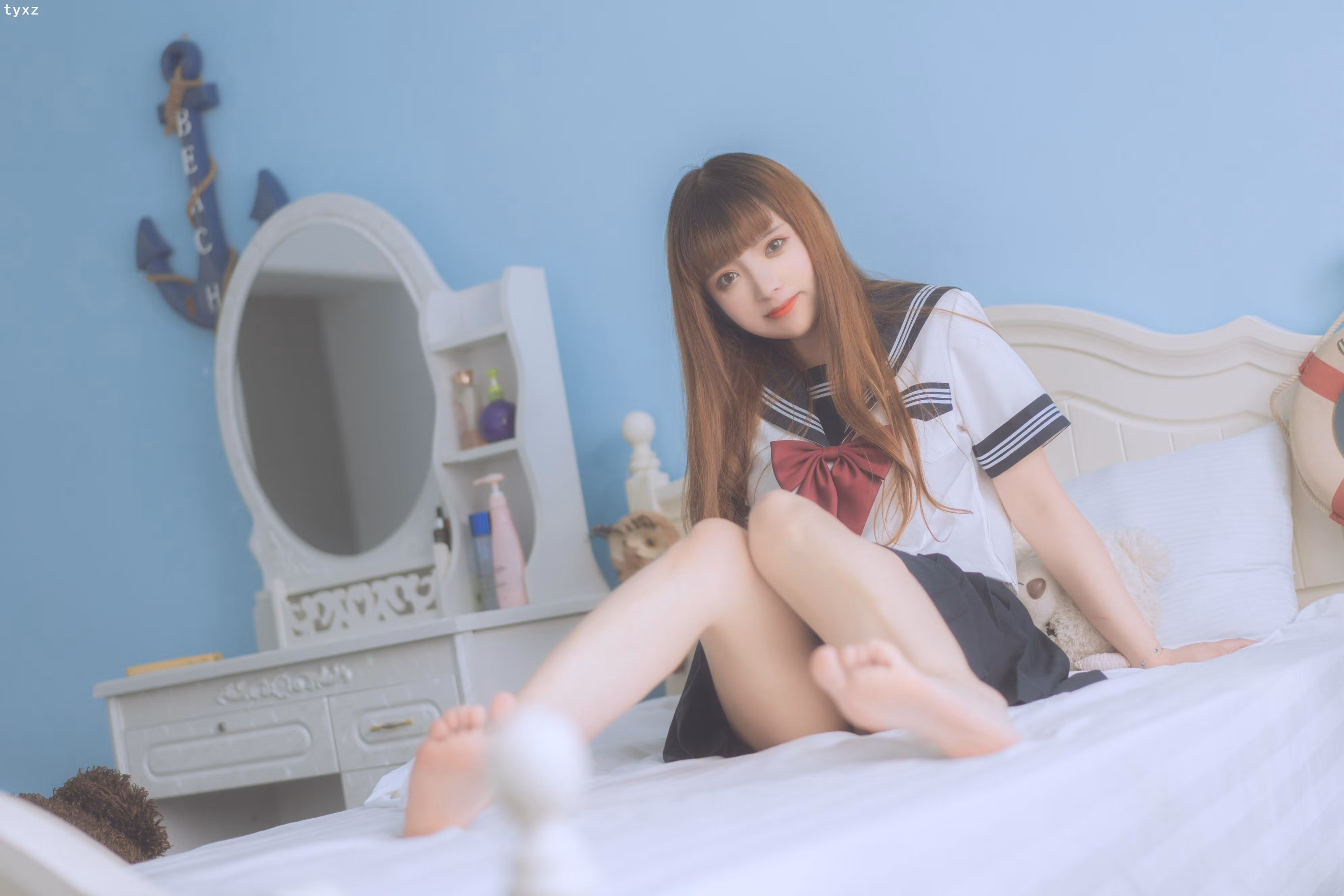 制服美女展现白丝诱惑美女与粉嫩身姿