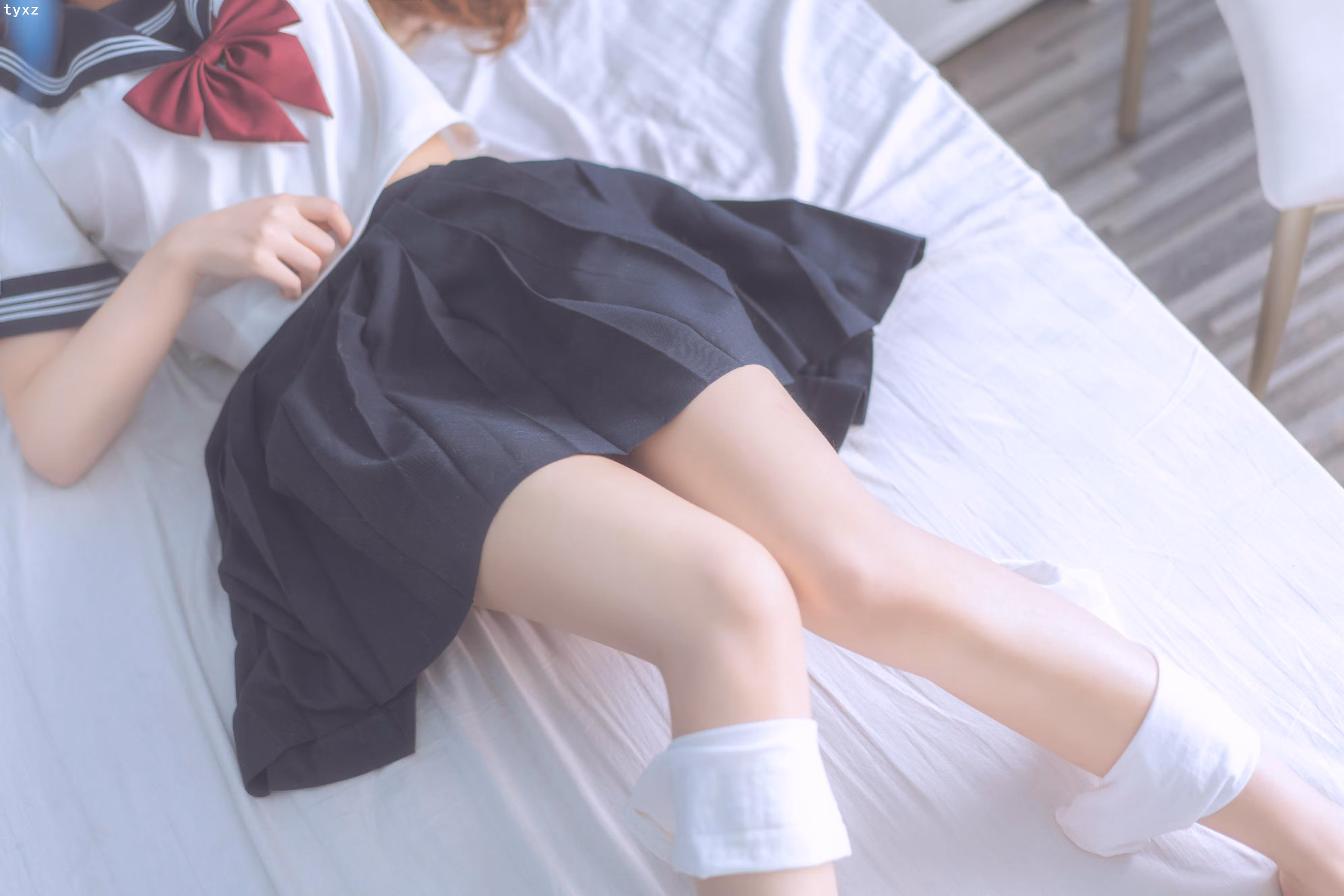 温馨室内卧室背景下的可爱甜美清纯少女诱惑