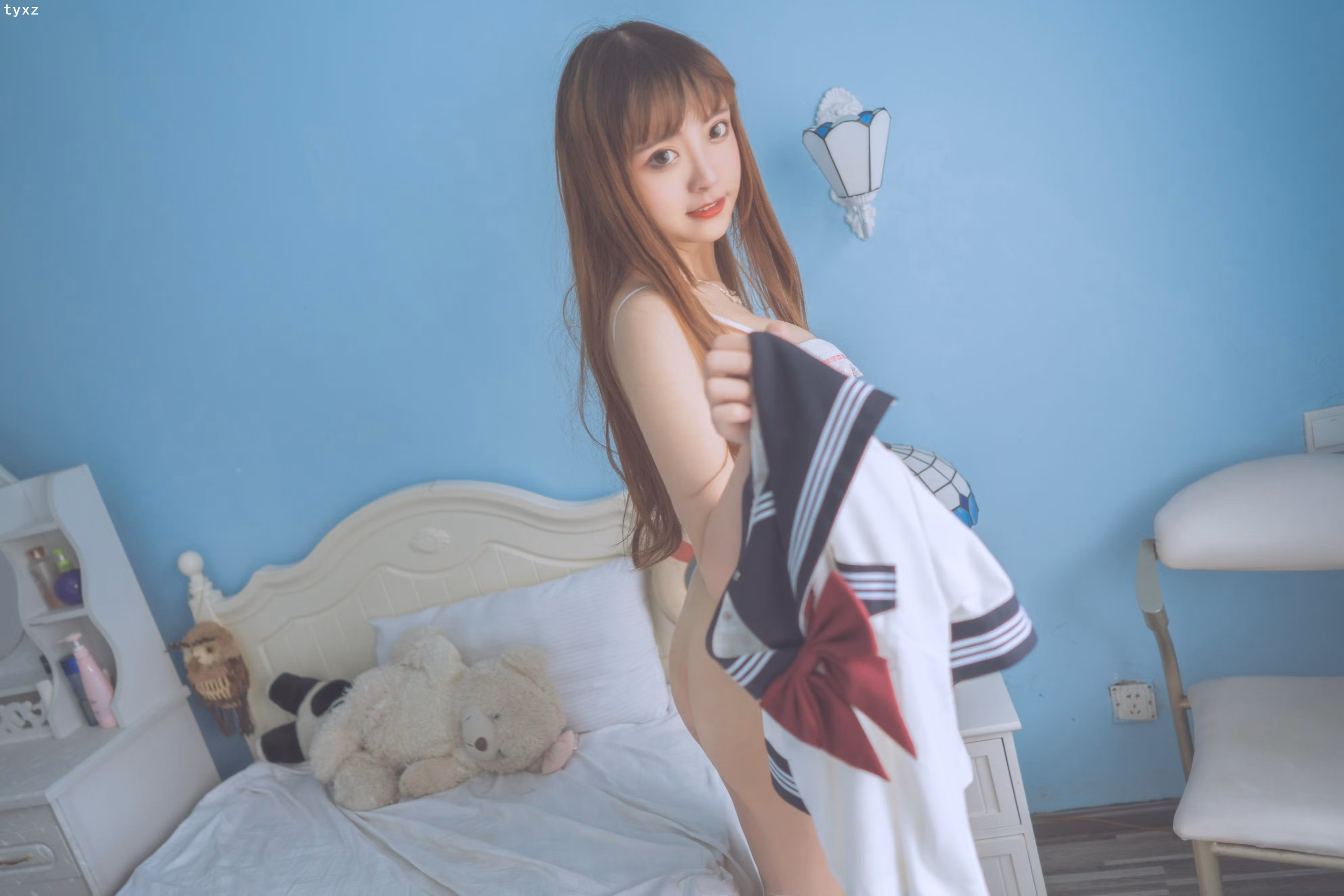 褪去学生JK制服后显露丰满美臀翘臀线条