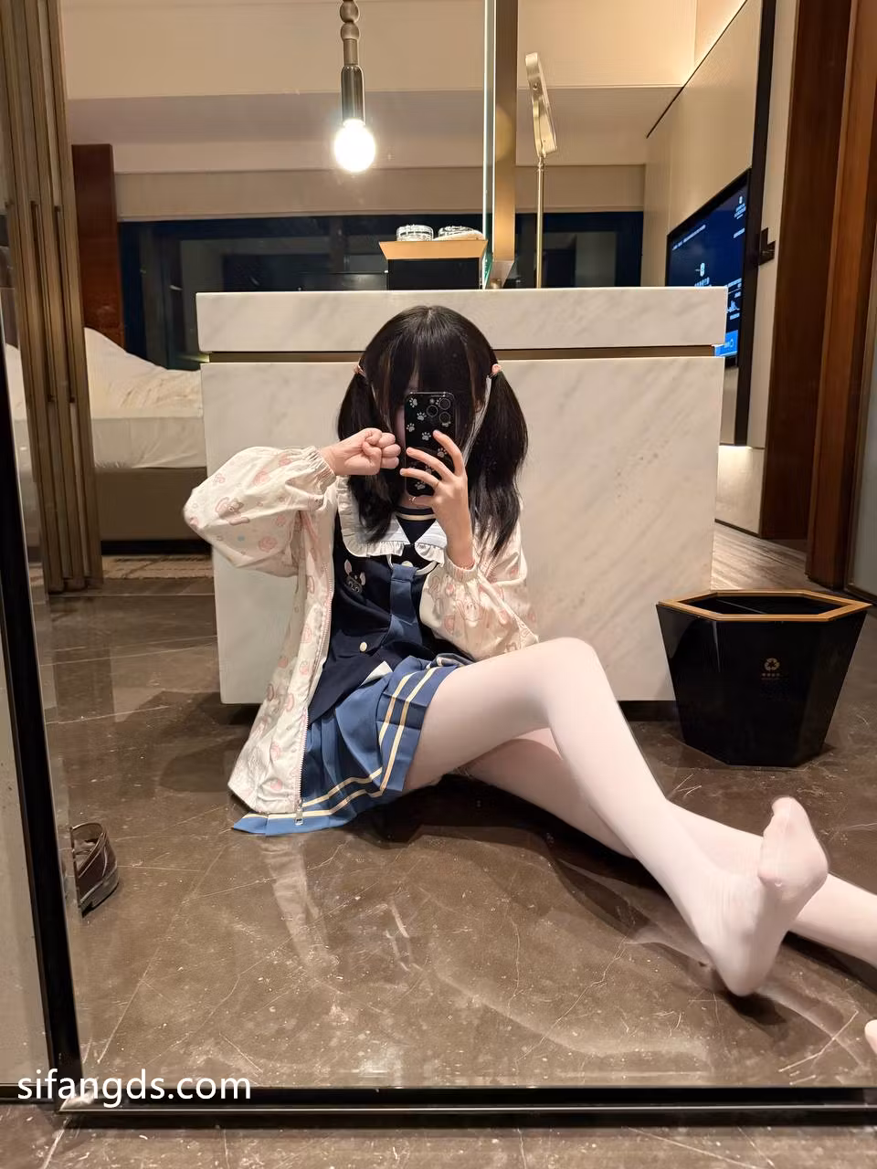 温馨室内卧室床上的可爱甜美清纯少女诱惑