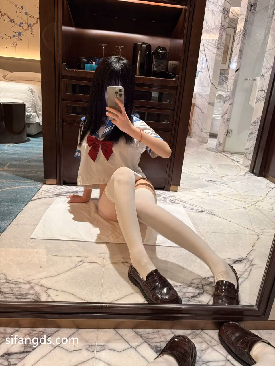 温馨室内卧室床上的可爱甜美清纯少女诱惑