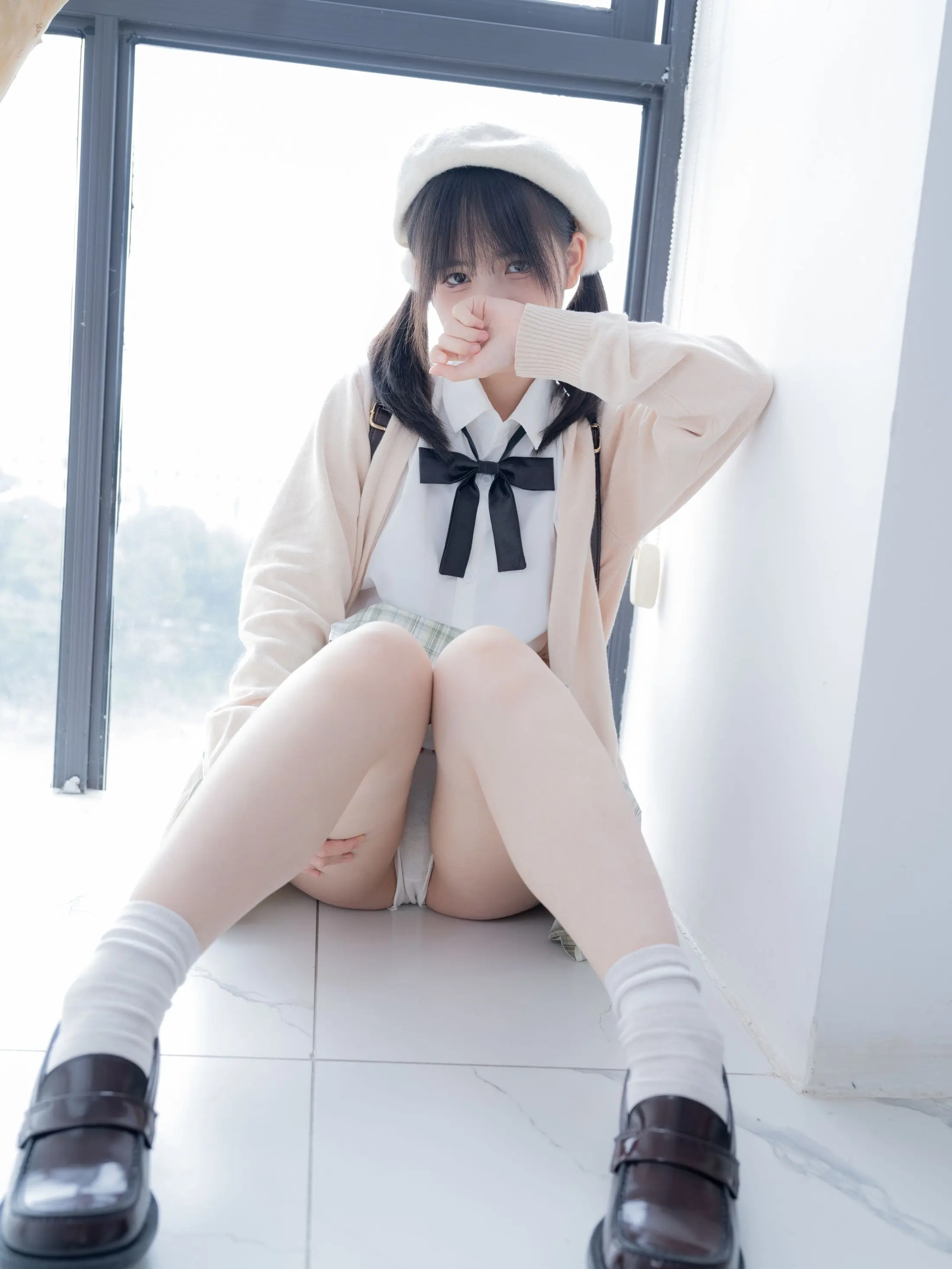 小鱼身穿日系JK校服百褶裙搭配贝雷帽坐在白床上展现清纯学妹姿势