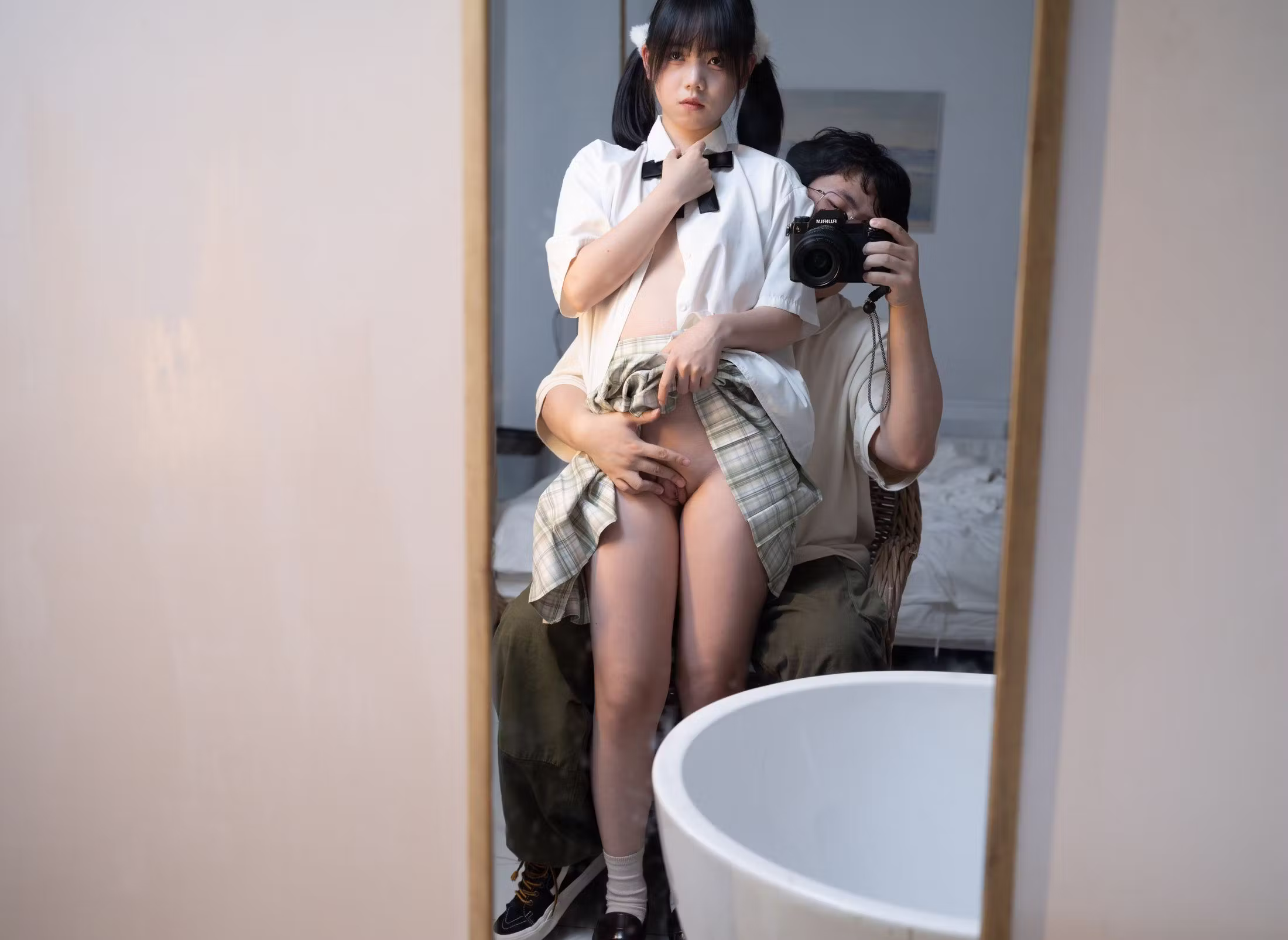 褪去学生校服制服后显露丰满美臀翘臀线条