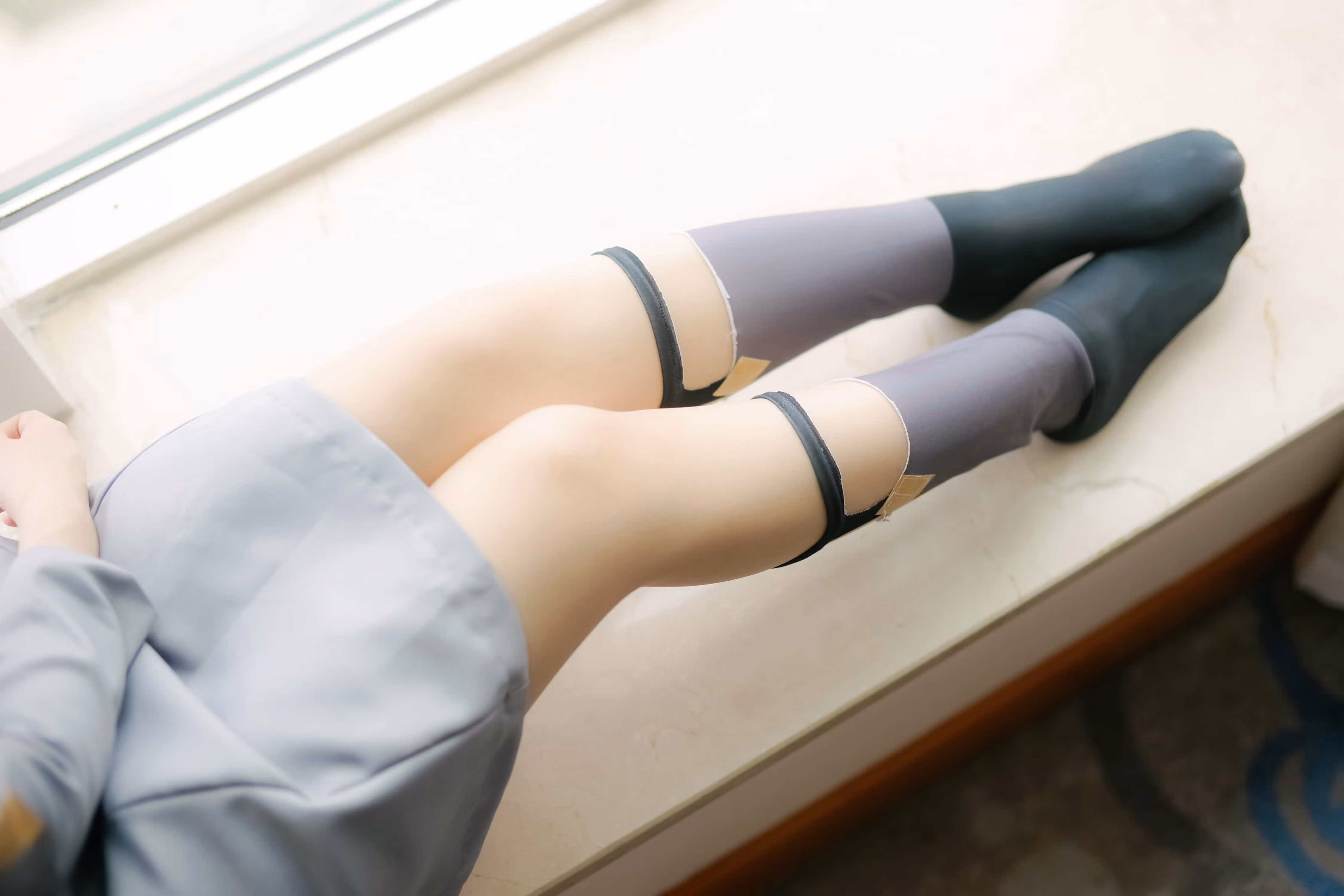 少女映画模特身穿莓良心动漫校服制服站在窗前展现清纯少女姿势