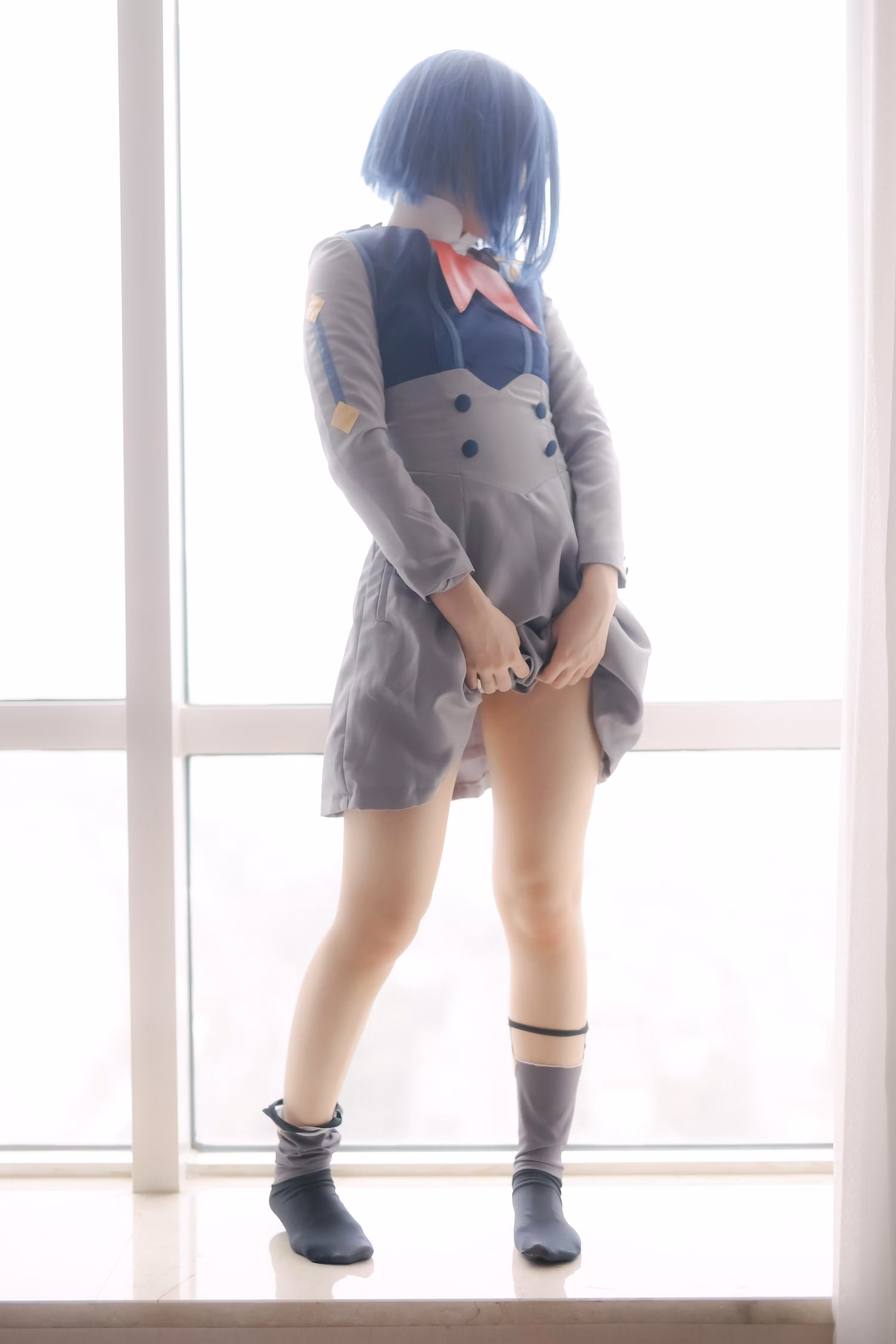 少女映画模特身穿莓良心动漫校服制服站在窗前展现清纯少女姿势