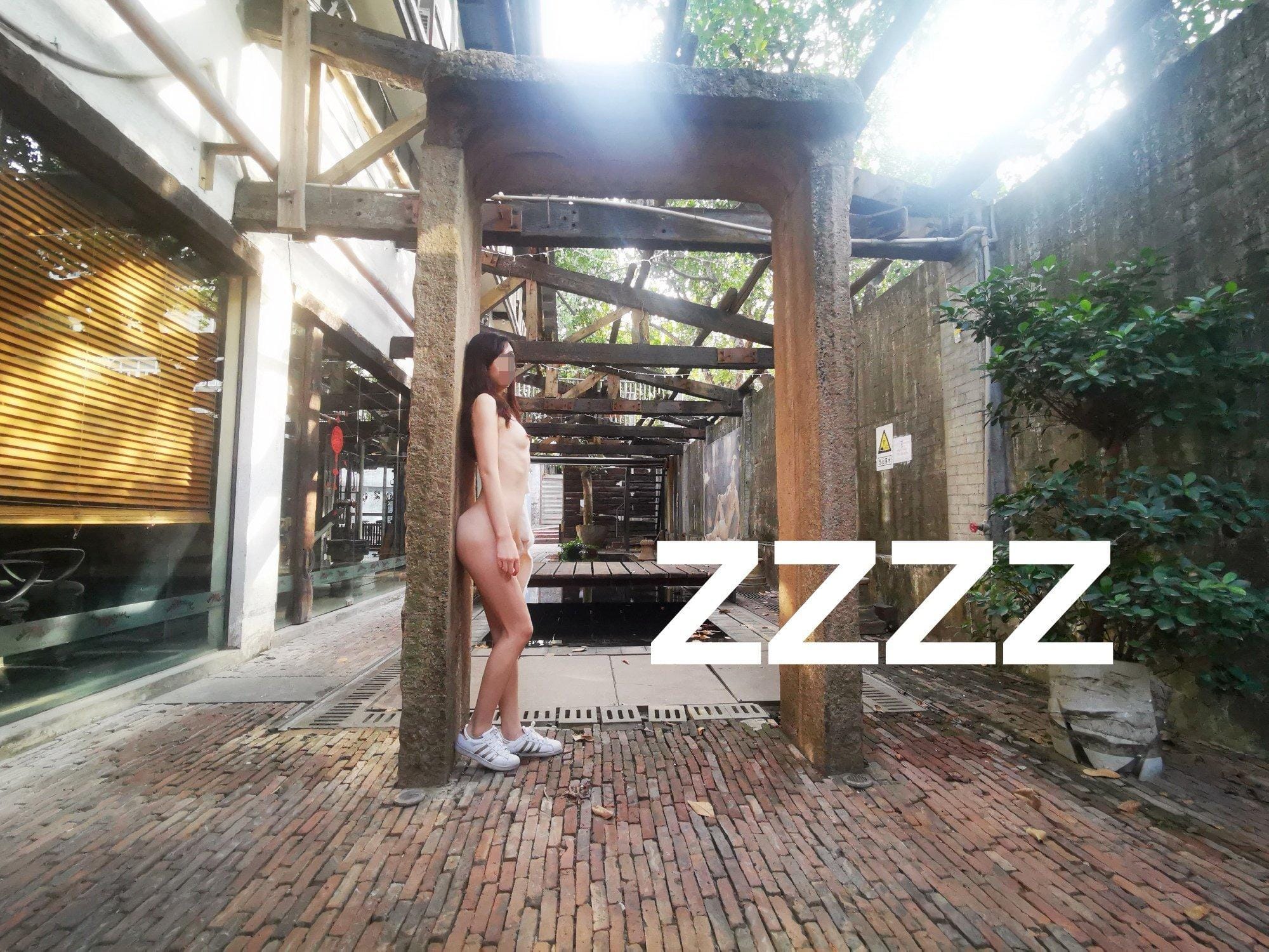 充满刺激感的深夜户外公园背景下清纯少女诱惑