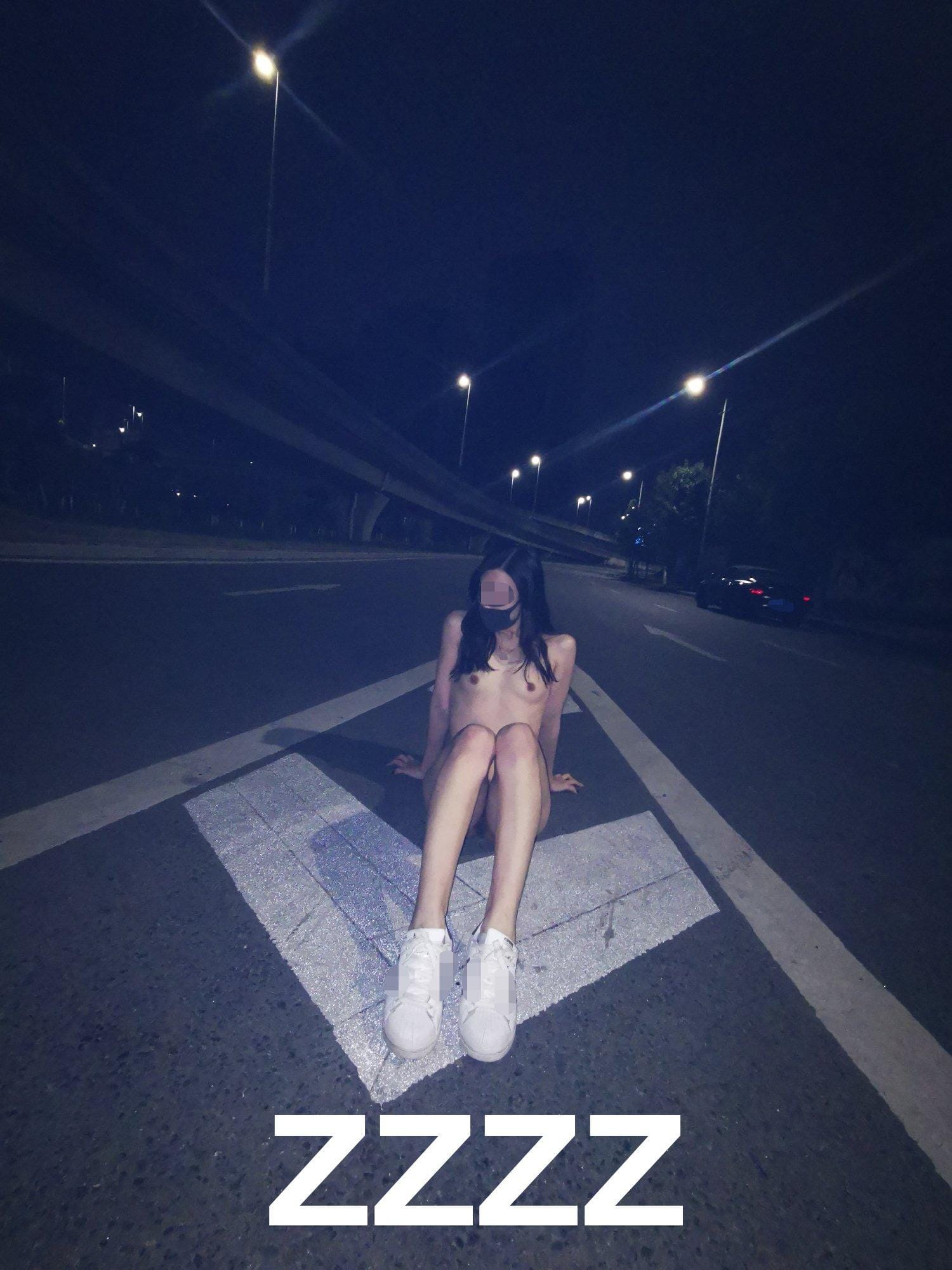 带有独特真实情侣反差魅惑的玉足全裸照