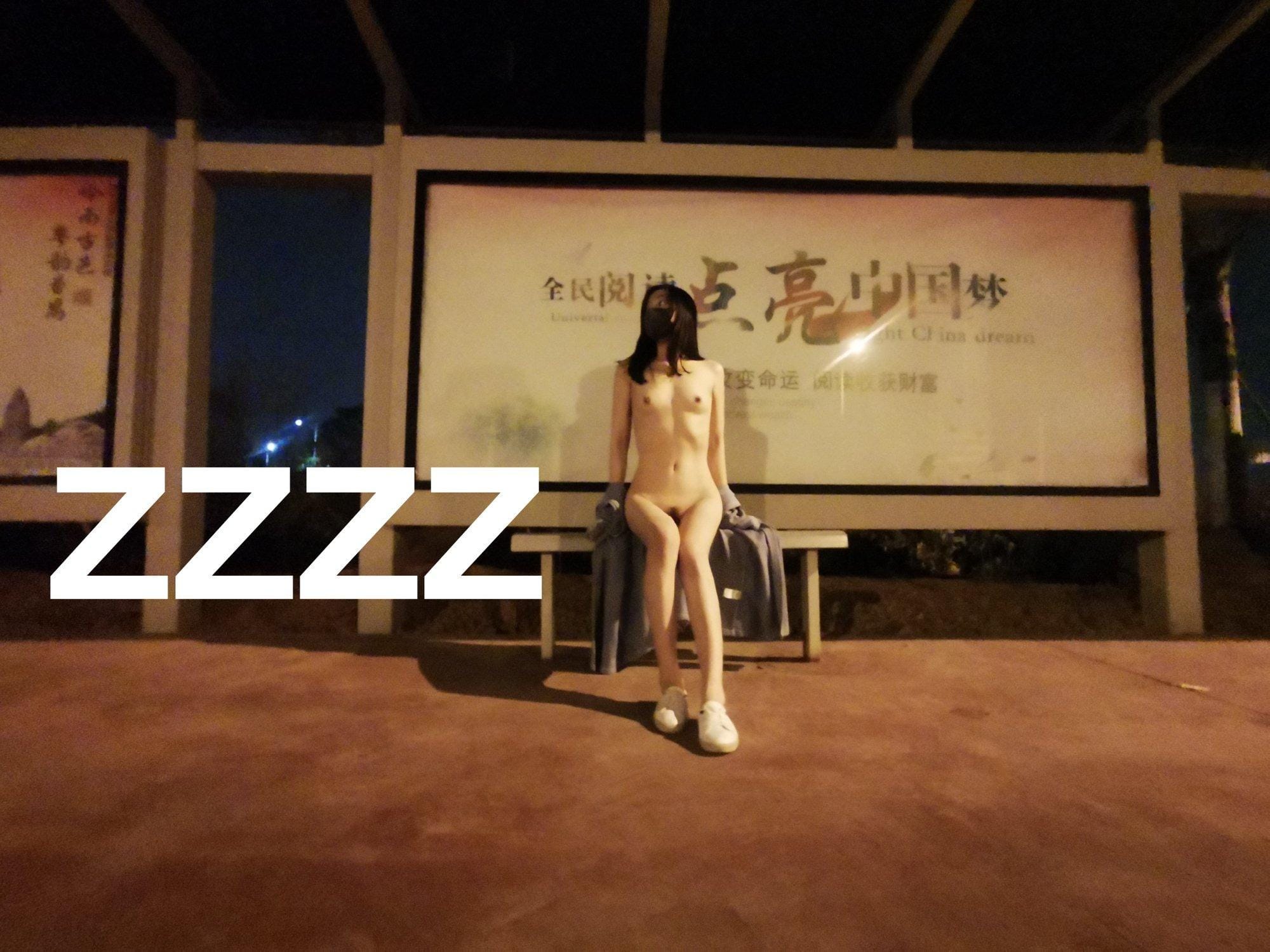 广州情侣 ZZZZ 身穿日常服饰在深夜户外准备进行全裸露出
