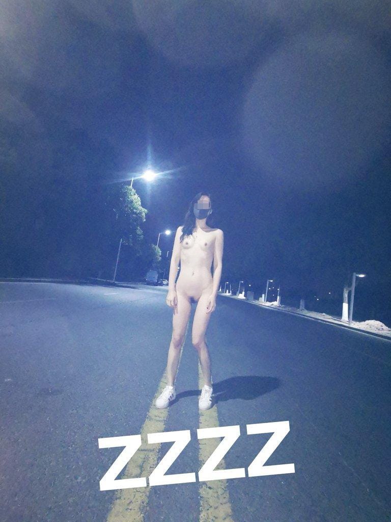 解开上衣勾勒内里迷人极品美乳美胸身段