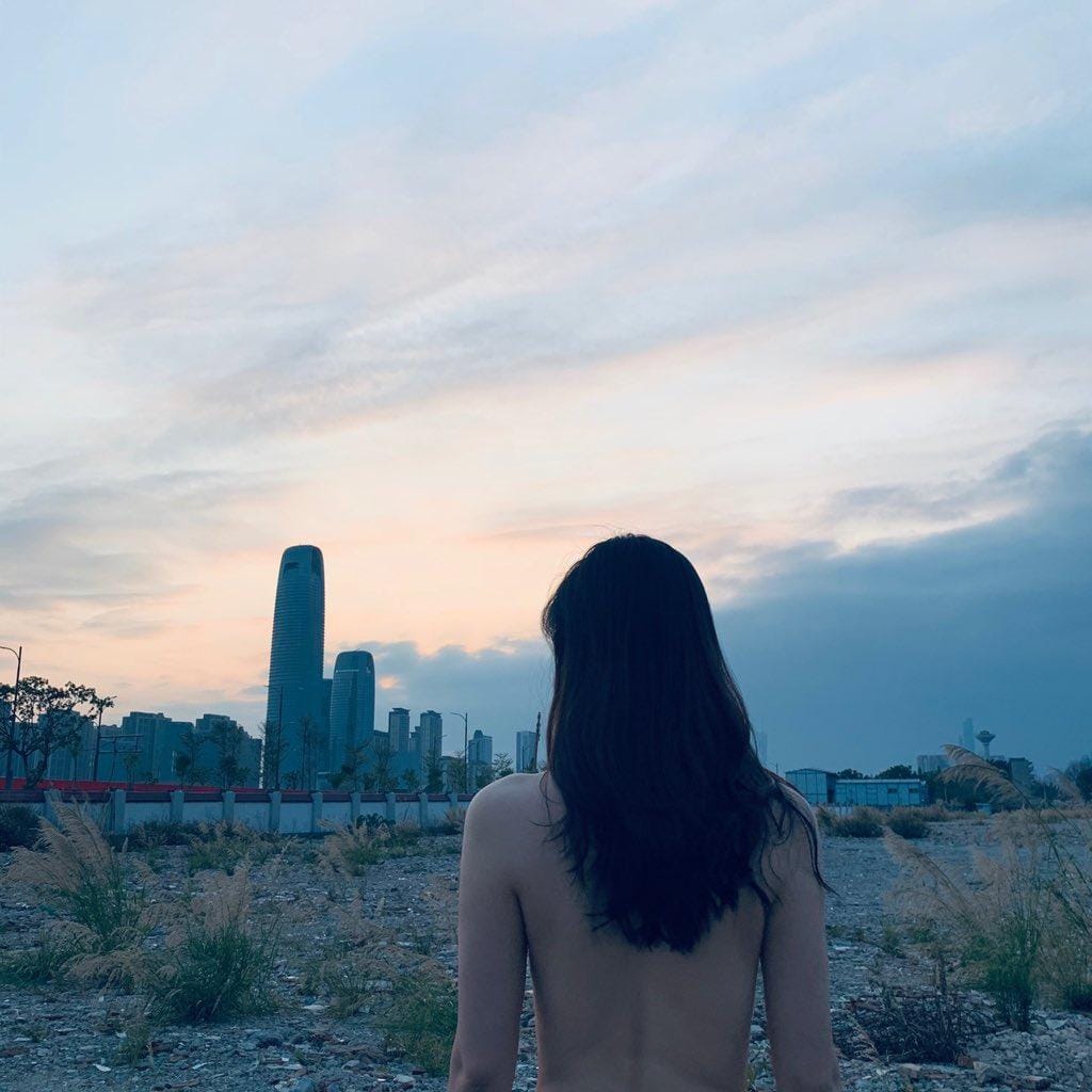 充满刺激感的深夜户外公园背景下清纯少女诱惑