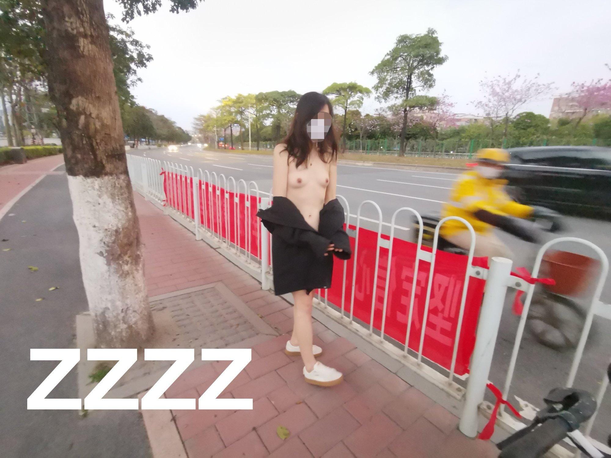 带有独特真实情侣反差魅惑的玉足全裸照