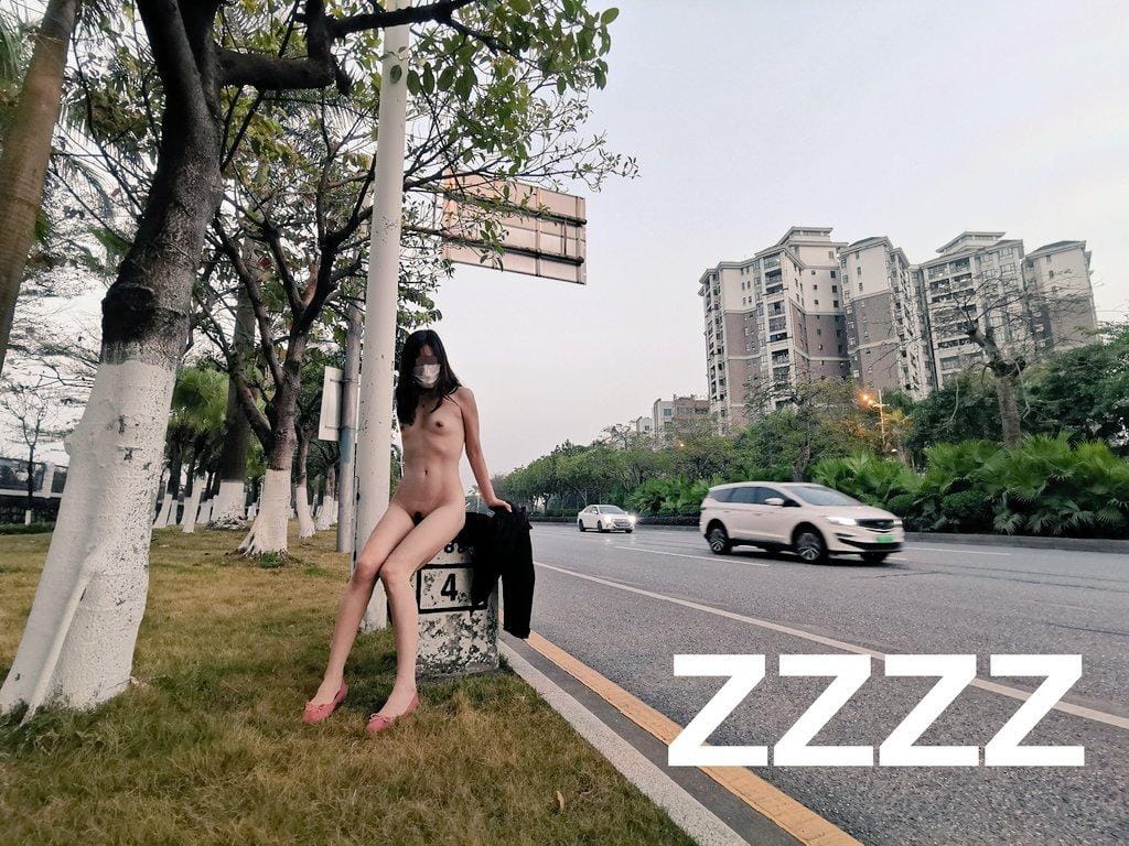 褪去外衣后在野外显露丰满美臀翘臀线条