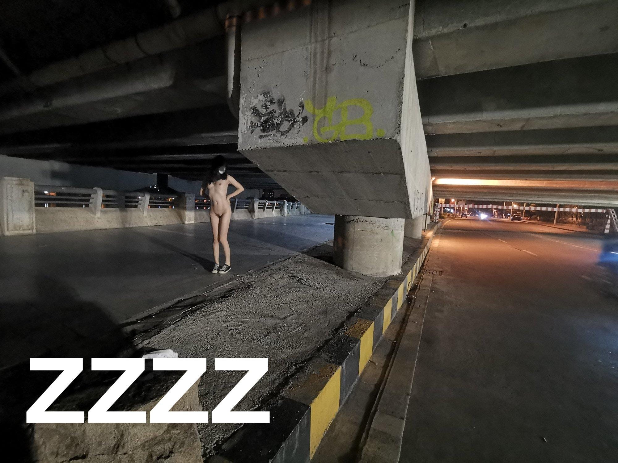 广州情侣 ZZZZ 身穿日常服饰在深夜户外准备进行全裸露出