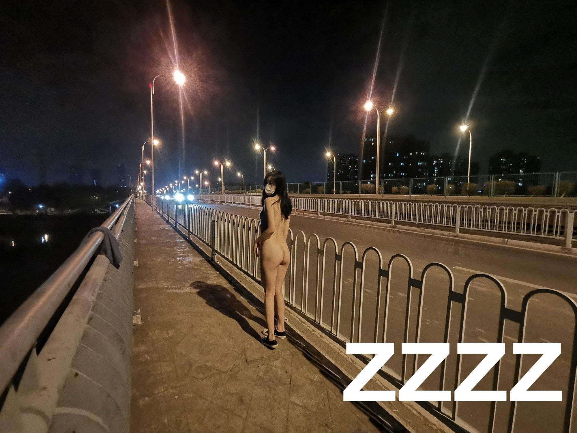 解开上衣勾勒内里迷人极品美乳美胸身段